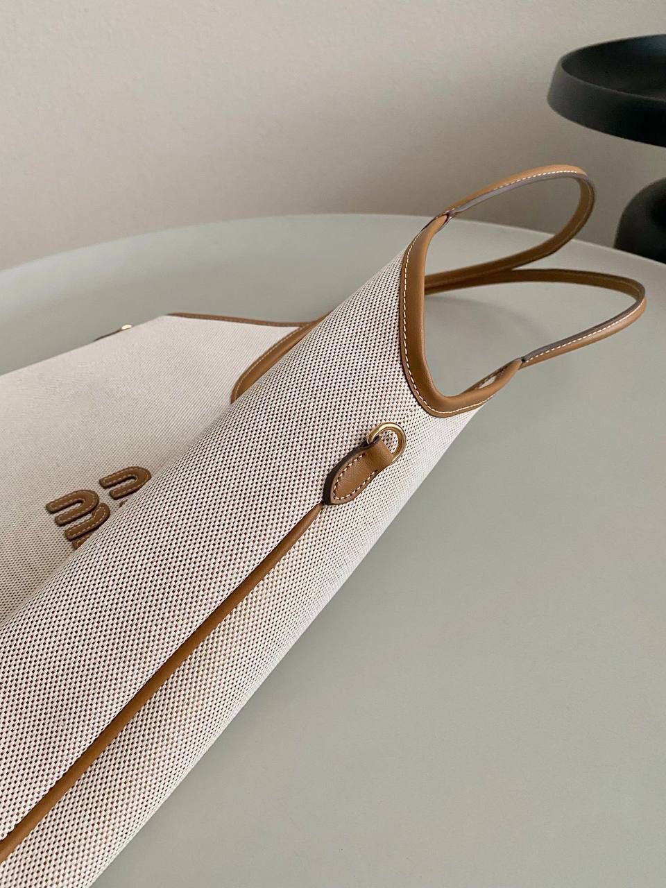 🈶帆布白 𝗠𝗶𝘂𝗠𝗶𝘂托特 爱上miu的快乐 就是不断创新 不断惊喜 造型从纯色到拼皮再到帆布 每一版都能打 能爆，真的杀疯了 35×40cm #F0110m