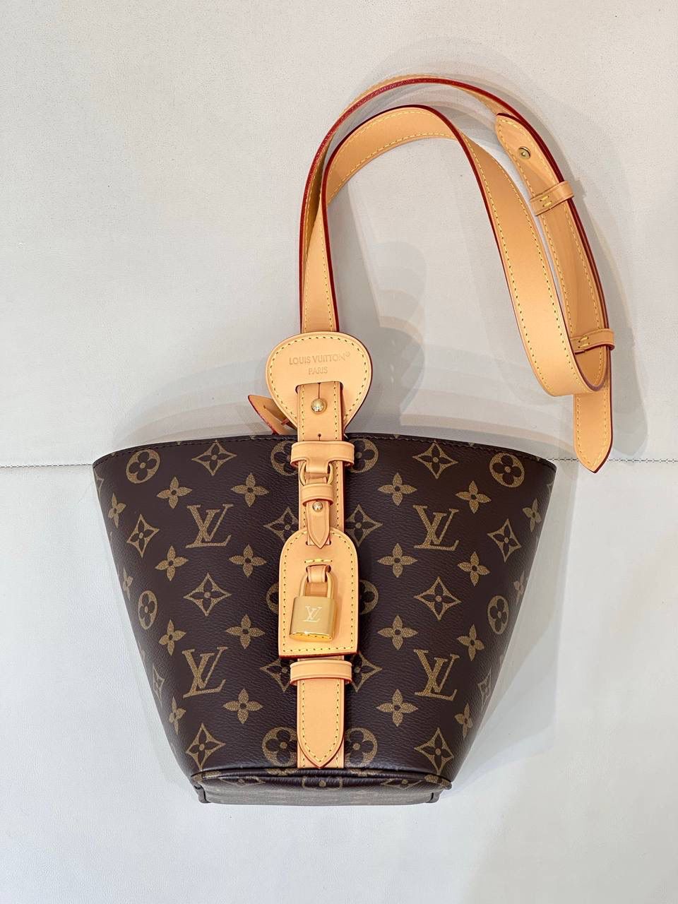 LV ALL IN BB老花款👜✨ 顶级进口原版的老花料子，不会太硬 这个质感在自然光下就很突出了 想象一下 你拎着这个包 走在大街上 这种皮面散发出的这种高级感🤩还附送一个小卡包，卡片➕零钱都可以装 直接省下一个卡包的钱😆‼️