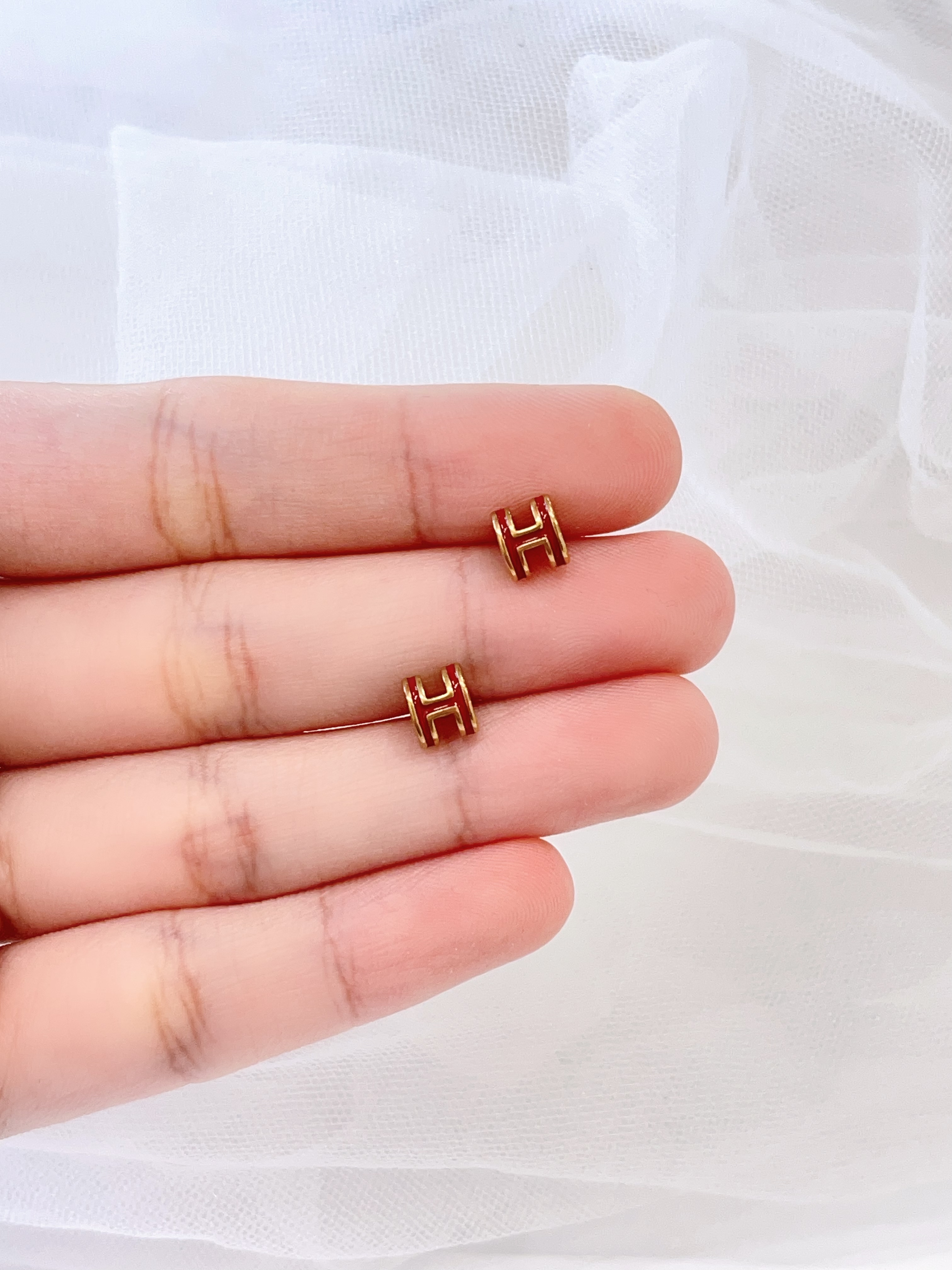 轻奢珐琅立体H字母耳环