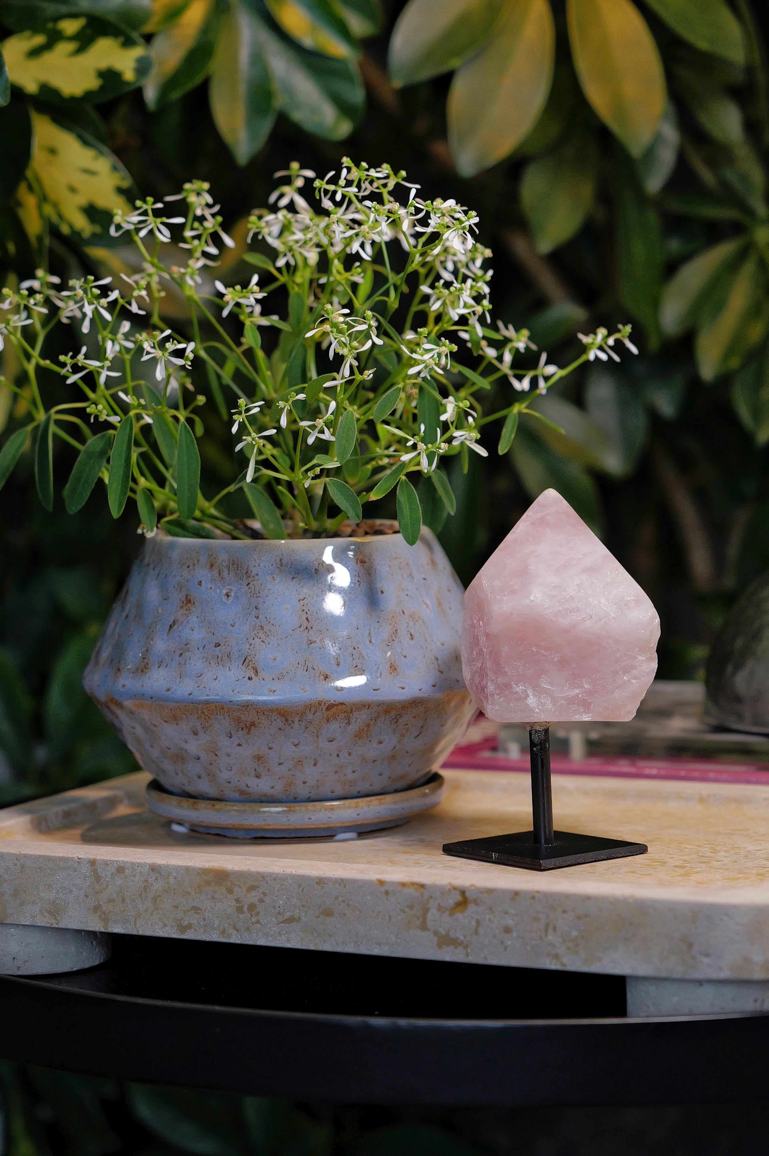 ༒11.2cm半打磨原石 粉水晶連托架擺件༒ RQ.8027C15G3JJ-RA30*ANN