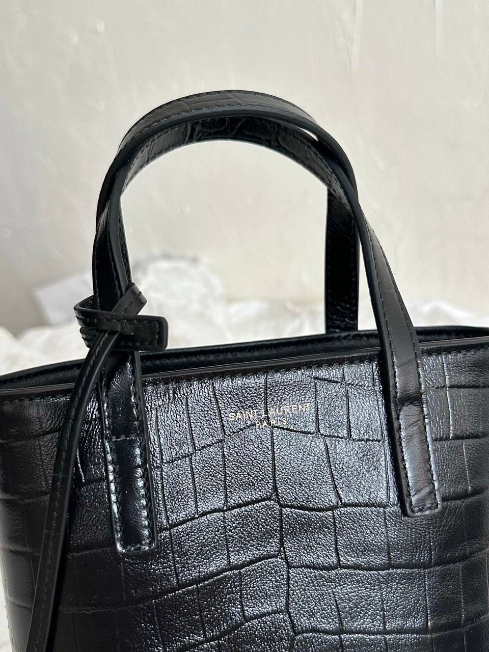 ys1 mini tote鳄鱼纹🐊 这只包在mini包中一定有它的一席之地 第一，它包身够小够可爱 第二，它容量够大够能装 第三，它鳄鱼纹压纹够抗造 就冲这三点，几乎没有哪个小可爱能打得过它 小手提➕可拆卸肩带的设计在实背性上也更出挑 没有槽点的小可爱，我超爱！！ 必须zp开发的啦，相似度看对比图！ 质量就请放心的交给我们哈！ 鳄鱼纹：18×17×8cm712367m