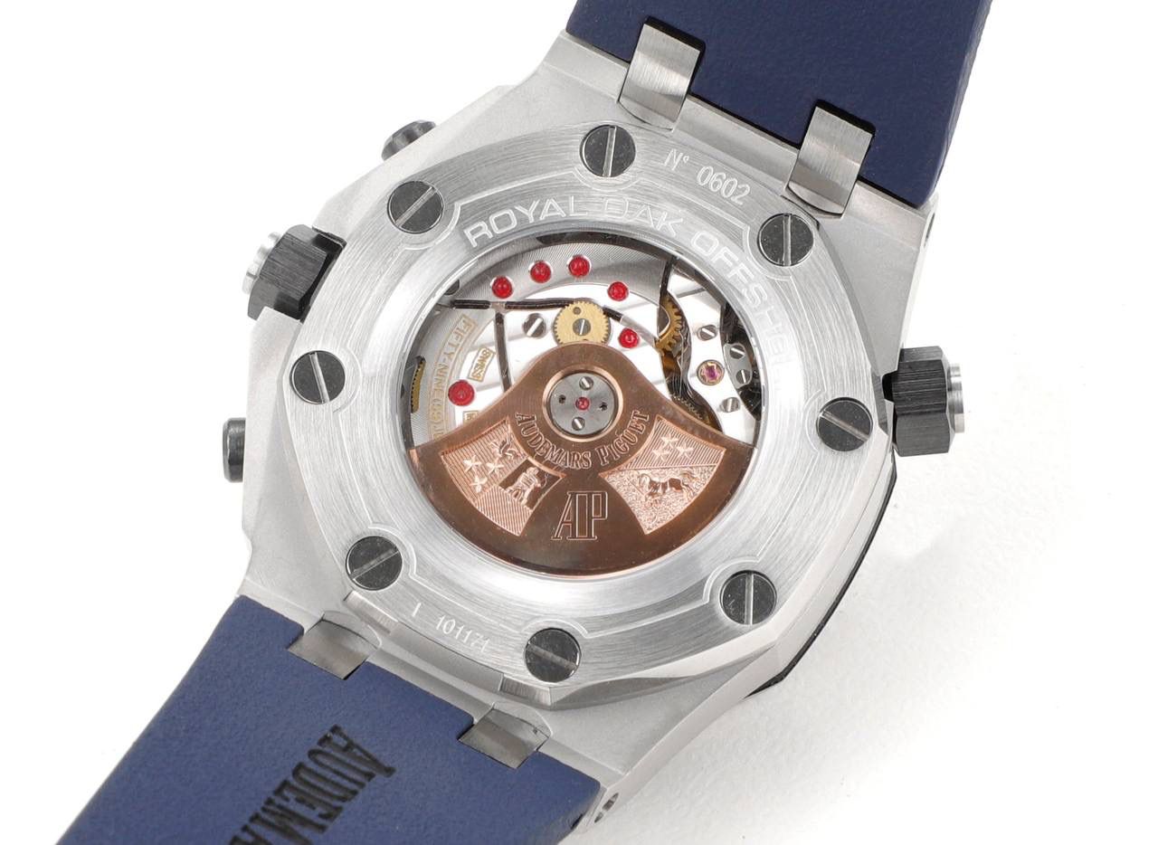 AP爱彼皇家橡树系列水果腕表 型号：26703 跑秒计时自动机械男表 搭载原版cal.3124机芯 直径：42mm 🔥🔥超强夜光 1.表壳材质选用的316L精钢，经过CNC一次成型锻造了42mm的表径，表壳在经过拉丝工艺多次打磨抛光后做到了无懈可击，包括螺钉也一致还原 2.表盘字面格纹错落有致，立体感很强。刻度线粗细程度以及长短均与正品保持一致。条钉时标内部填充超强夜光材料。两组小圆盘对称分布，就像两只小眼睛。盘面内有一圈一圈的放大环，细节处理很到位。 3.橡胶表带表面的磨砂质感很强.采用无味不沾灰尘的进口橡胶，只为提高佩戴的舒适感 4.前后玻璃都采用蓝宝石水晶镜面玻璃，镜面通透性也很强。这款腕表采用3124机芯，做到了外观和正品的极其相似，走时精准稳定！！！