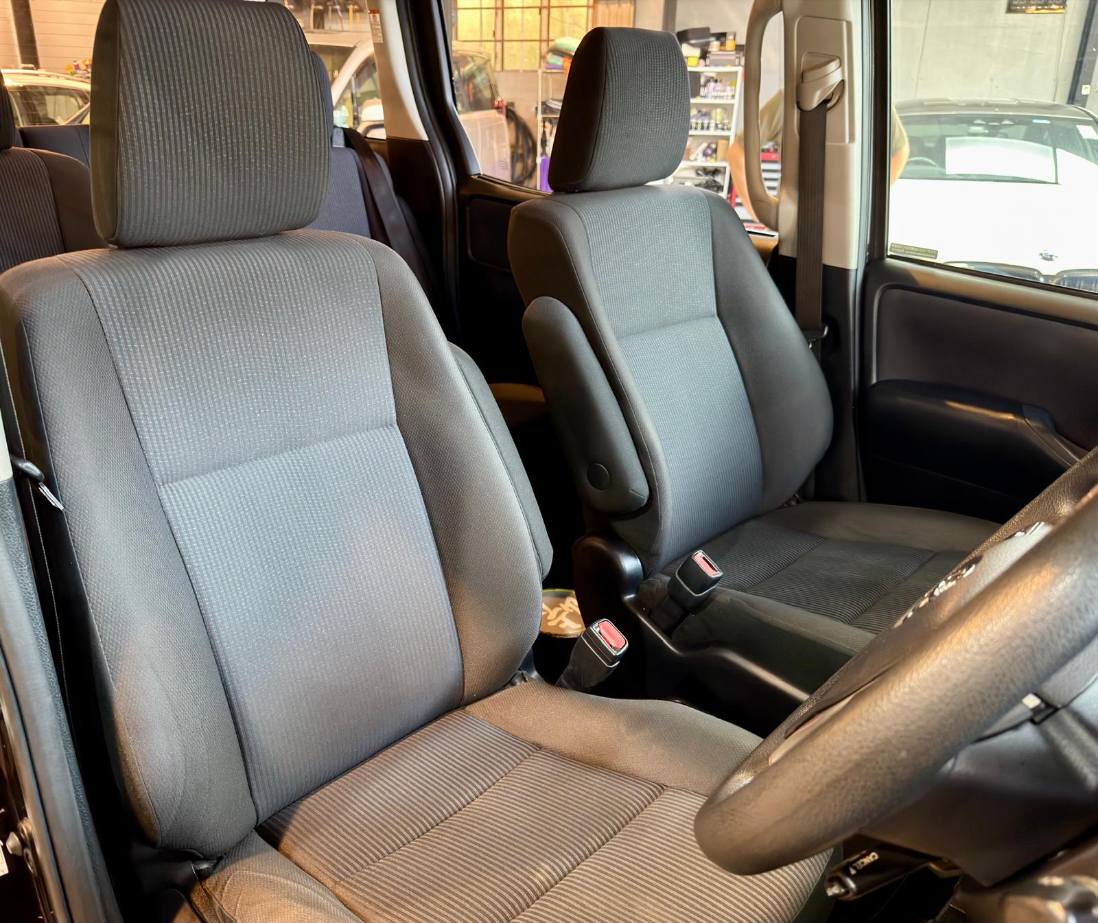 Toyota NOAH Hybrid 2015