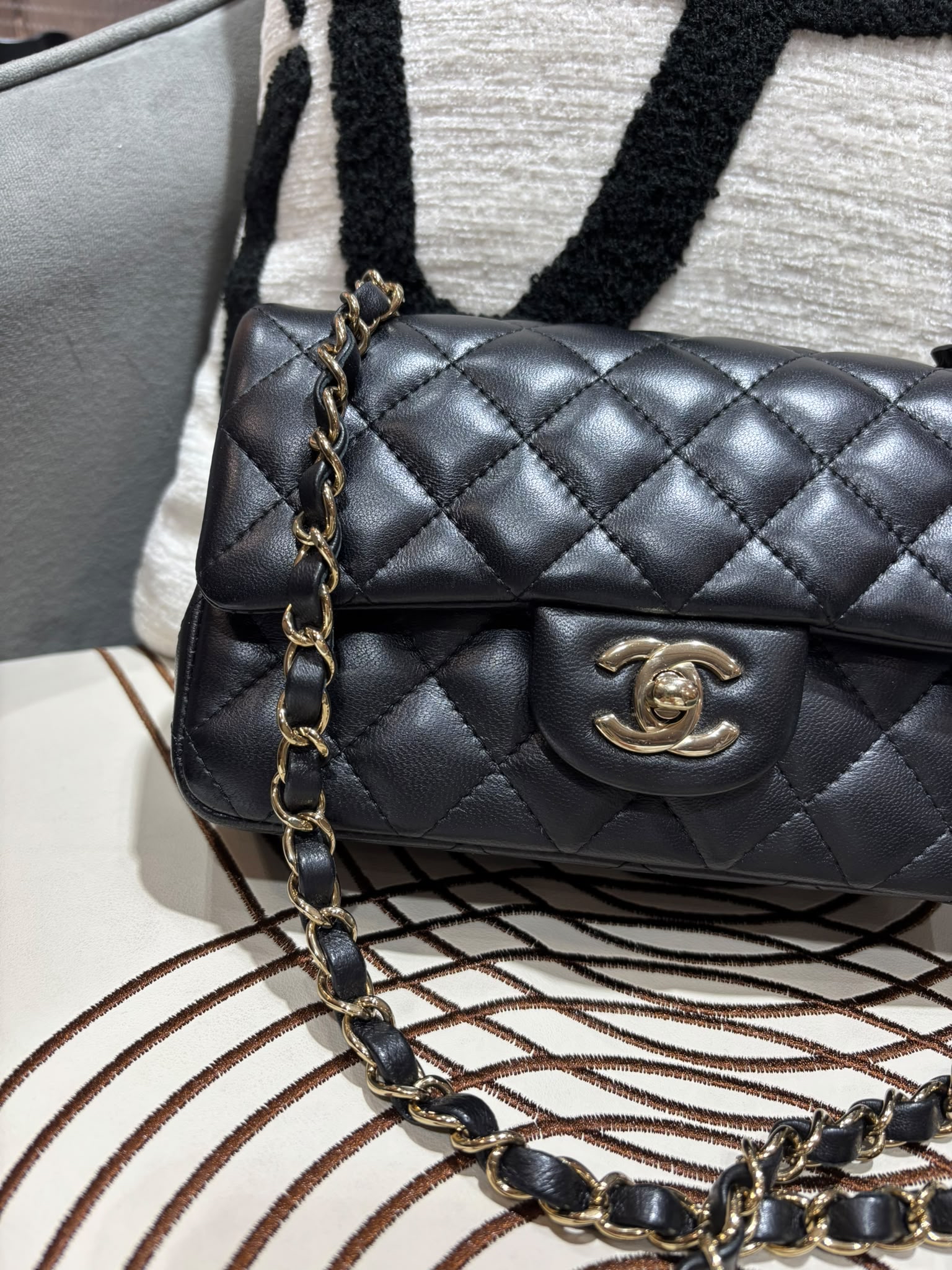 Chanel mini flap bag A69900黑金cf20,晶片 100%Authentic ,98%new  ✅晶片✅塵袋✅box