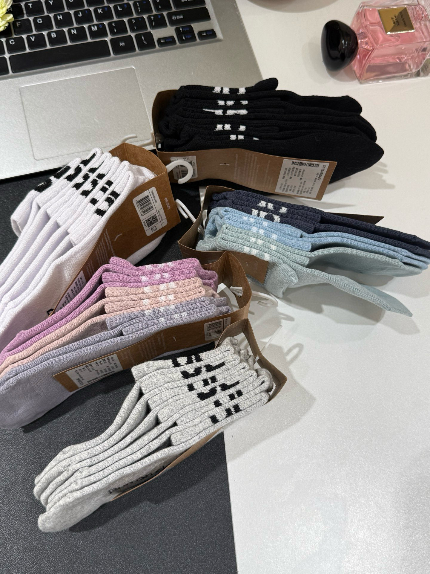 $80套3對。2套起$70套。On 昂跑｜情侶運動跑步襪 🧦