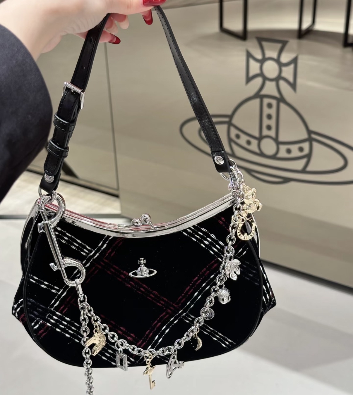 限時優惠💖新款🆕訂貨🍒Westwood 啪扣velvet shoulder bag  袋上掛飾可除! Size 22x17x7cm