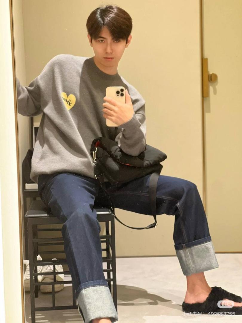 🎈尼龙𝗣𝘂𝗳𝗳𝗲𝗿 𝗚𝗼𝘆𝗮 ➖【邮差包黑色】 尺寸：𝟑𝟎-𝟏𝟎-𝟐𝟎.𝟓𝐜𝐦 编码：012124 该款邮差包外部由丝滑尼龙材质制成，内里搭配进口纳帕小羊皮，正面饰品牌标志性Logo，容量大😍 搭配一条可拆卸可调节的刺绣宽肩带，可肩带或者斜挎，磁扣开合，内部拉链口袋😎