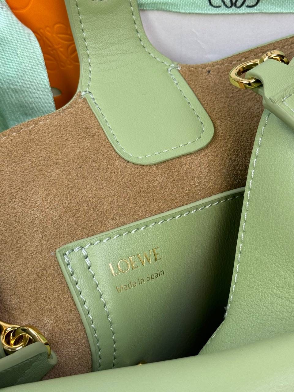 ♥️𝙈𝙞𝙣𝙞 𝙋𝙚𝙗𝙗𝙡𝙚 𝘽𝙪𝙘𝙠𝙚𝙩 ——【浅梨色】 尺寸：𝟏𝟔-𝟏𝟔-𝟗.𝟓𝐜𝐦 编码：062339 🎈标志性Anagram鹅卵石点缀，配以纯粹简约线条以及瞩目设计风格，诠释全新𝙋𝙚𝙗𝙗𝙡𝙚手袋👜 🎈自带一根🉑拆卸🉑调节的肩带，一包多背，多样化风格，秀场大放异彩😀内里容量超大，日常实用性强👌 🎈配全套专柜礼盒🎁，给你满满的仪式感👀