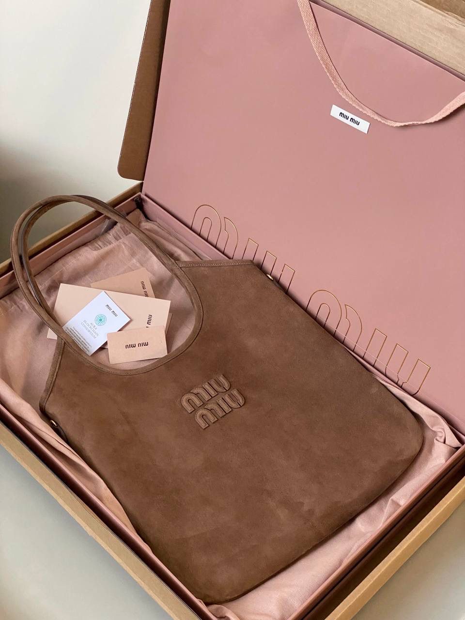 🈶可可棕 𝗠𝗶𝘂𝗠𝗶𝘂 𝐢𝐯𝐲 24秋冬托特 今年棕麂皮系列大人气啊！ 深深的巧克力色，满满秋冬味儿～ 绒面皮每年都会有，但是！！ 今年这股风刮的特别猛 从秀场到ins博主穿搭，或者线上门店 几乎都有麂皮元素！ 西装款 夹克 风衣 鞋子 包括包包等 延续去年美拉德色系的颜色， 今年的颜色各种各样，有深有浅 但我唯爱咱miu家的这个巧棕色 绝对秋冬氛围感里，最“增质感”的时髦单品！ 35×40cm #F0110m