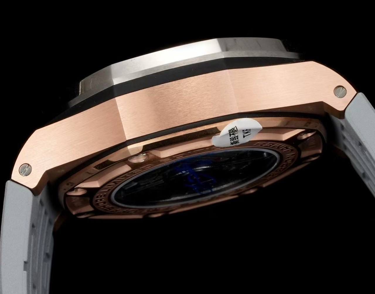 🚀皇家橡树离岸型～勒布朗·詹姆斯联名限量款26210正式登场！💯🔥 款式最全，做工最好的爱彼计时款腕表来了，有做工好的顶级货，廉价的小厂货就别去考虑了！ 1，机芯采用12位小秒的定制版3126计时机芯，完美还原原版所有功能。经过精密打磨，大大加强了其稳定性。 2，圈口和字面采用与原装一致的钛合金材料，做到光泽度与手感都同步原版！ 3，字面颜色均采用目前最先进电镀技术，非几年前的简单喷漆技术。每一个巧克力格纹装饰，通过CNC级别打磨，无限接近原版。 4，2点钟位置的计时按钮镶嵌有闪耀的钻石（非普通锆石），完美还原原装的奢华气质！