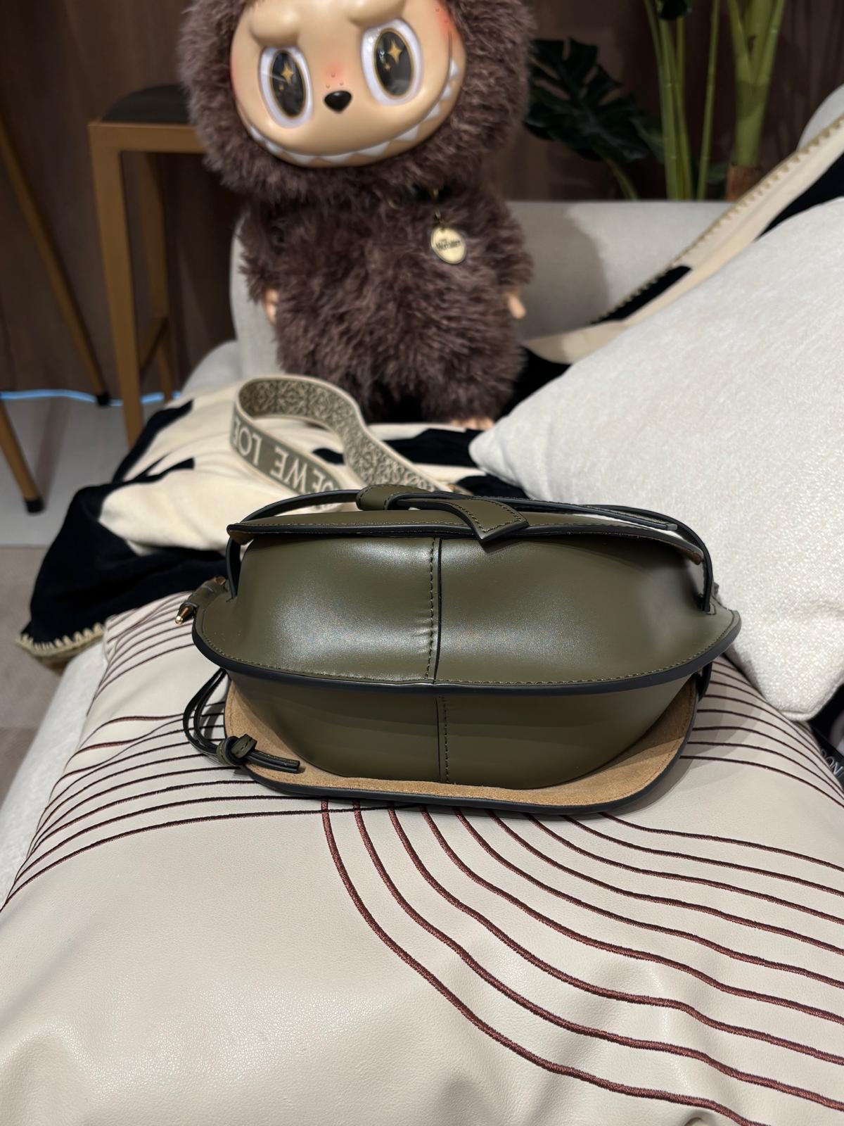 Loewe gate small calfskin ,100%Authentic ,98%new ✅dust bag✅booklet  📣專門店原價HKD22,450📣  尺寸W25 x 19 x11.5cm 