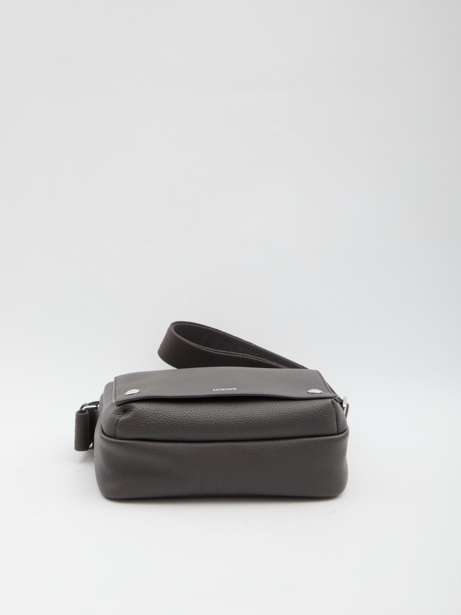 Loewe 男士 Pebble 中号斜挎包均码码中号、23cm*18cm*9cm ¥