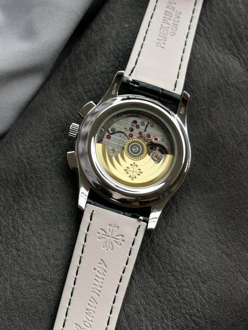 2024墙裂推荐 重金打造经典时计】——百达.翡丽复杂功能系列5905R-010重磅登场，迄今推出的首款Nautilus复杂腕表，以超复杂的工艺技术打造休闲运动腕表。 1⃣️小身板大能量：尽揽以下功能∶12点位日历功能 10点位星期功能 2点位星期功能 6点位24小时。所有功能都可正常使用。 2⃣️机芯采用复刻版Cal.240自动上链机芯，在实现外观的逼真前提下，功能一并完美诠释。 3⃣️改装大师独立制表人，倾情参与定制改装表盘颜色，给予独一无二的腕表增添有趣的灵魂！ 匠心力作 欢迎各位表友品鉴！