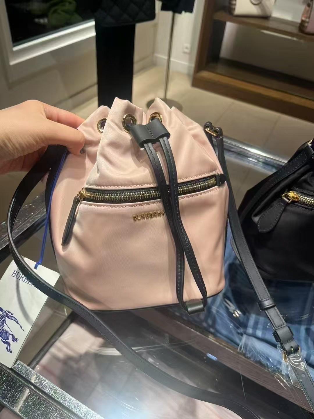 預購 Burberry🌈🌈 折扣款 尼龍水桶包 Sale