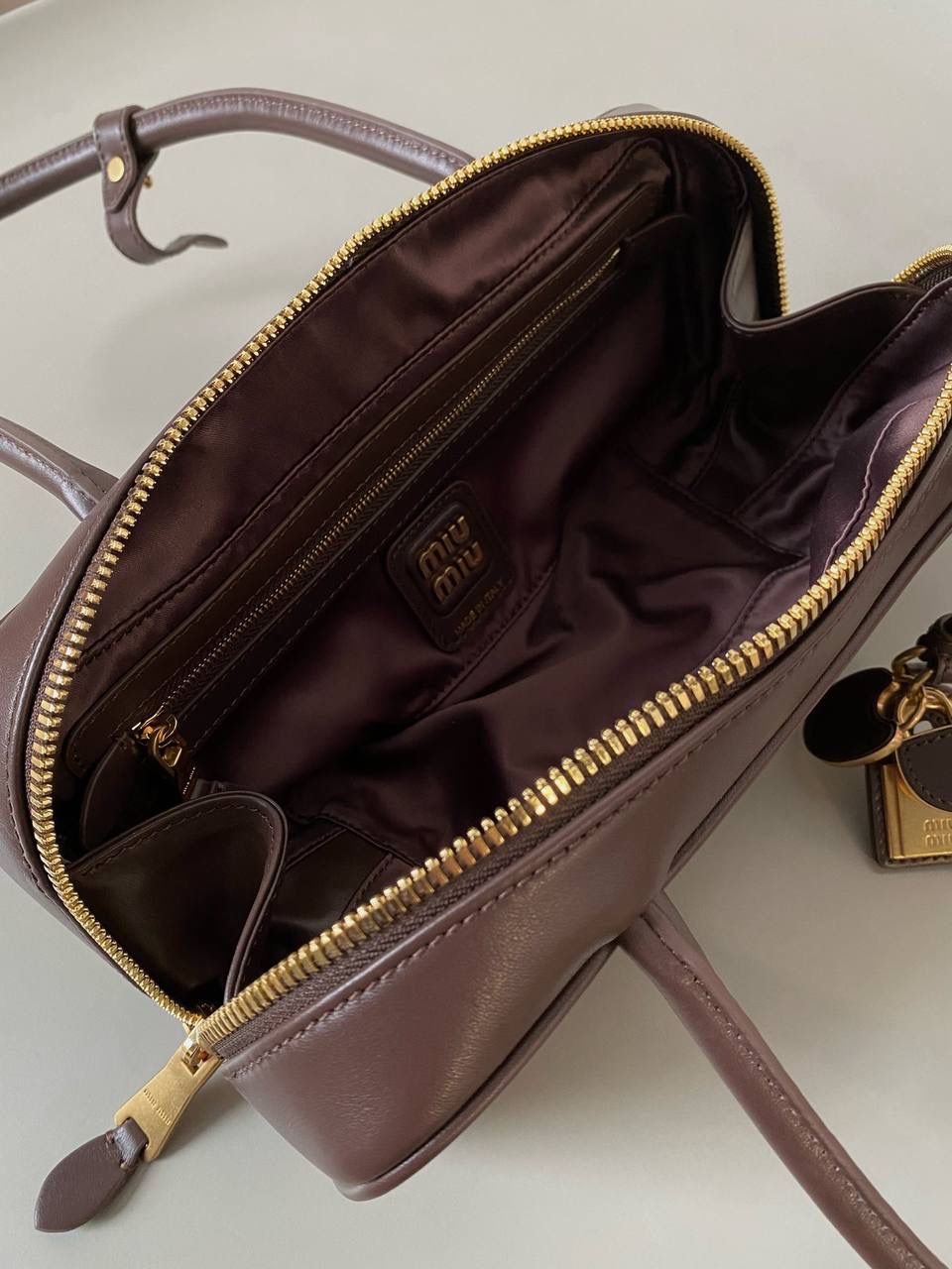 🈶石南木色 𝗠𝗶𝘂𝗠𝗶𝘂保龄球| 吊饰版 说是公文包.更是保龄球！ 虽倆者都早已大火全网时髦圈哈哈 今年这只长手柄保龄球能买到就是赚到咯！ 细长的手柄整体更秀气了 还送了一串吊饰 是一把锁头还有一个爱心， 上面都有logo刻印很精致也很厚重 宝子们再也不愁买挂饰啦！ 28×11.5×8cm #F0010m