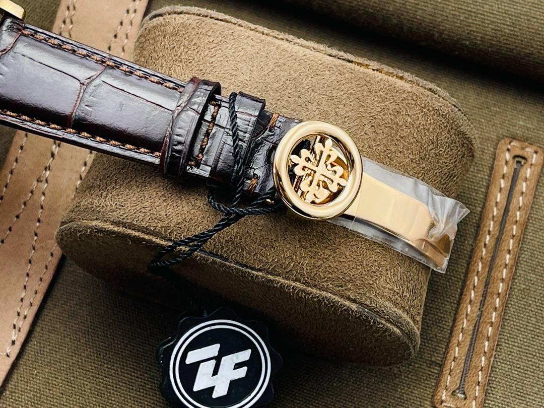 百达.翡丽古典5153系列腕表，儒雅而至！精彩细节：腕表尺寸38毫米，厚度10毫米！ 1⃣️表壳打磨：为了追求正品温润如玉的效果，ZF制表师精磨细造，慢工出细活。 2⃣️防尘盖与壳体的衔接机制，有媲美带正品一样的清脆手感。 3⃣️刻度和指针，采用最新的贵金属电镀工艺处理，效果更上一层楼。 4⃣️“锅盖型”微凸蓝宝表镜，版型与正品一致，效果通透，辨时清晰。 5⃣️贵金属钢印立体规范，清晰生动！ 6⃣️【引领一体机时代】采用定制版Cal.324一体机——更薄，更稳，更像。最重要的是仿真度直线上升了。 7⃣️【表带】经典意大利小牛皮表带，纹路清晰，质感好。搭配圈市面最顶级的百达翡丽灯笼表扣，通用原装无压力。