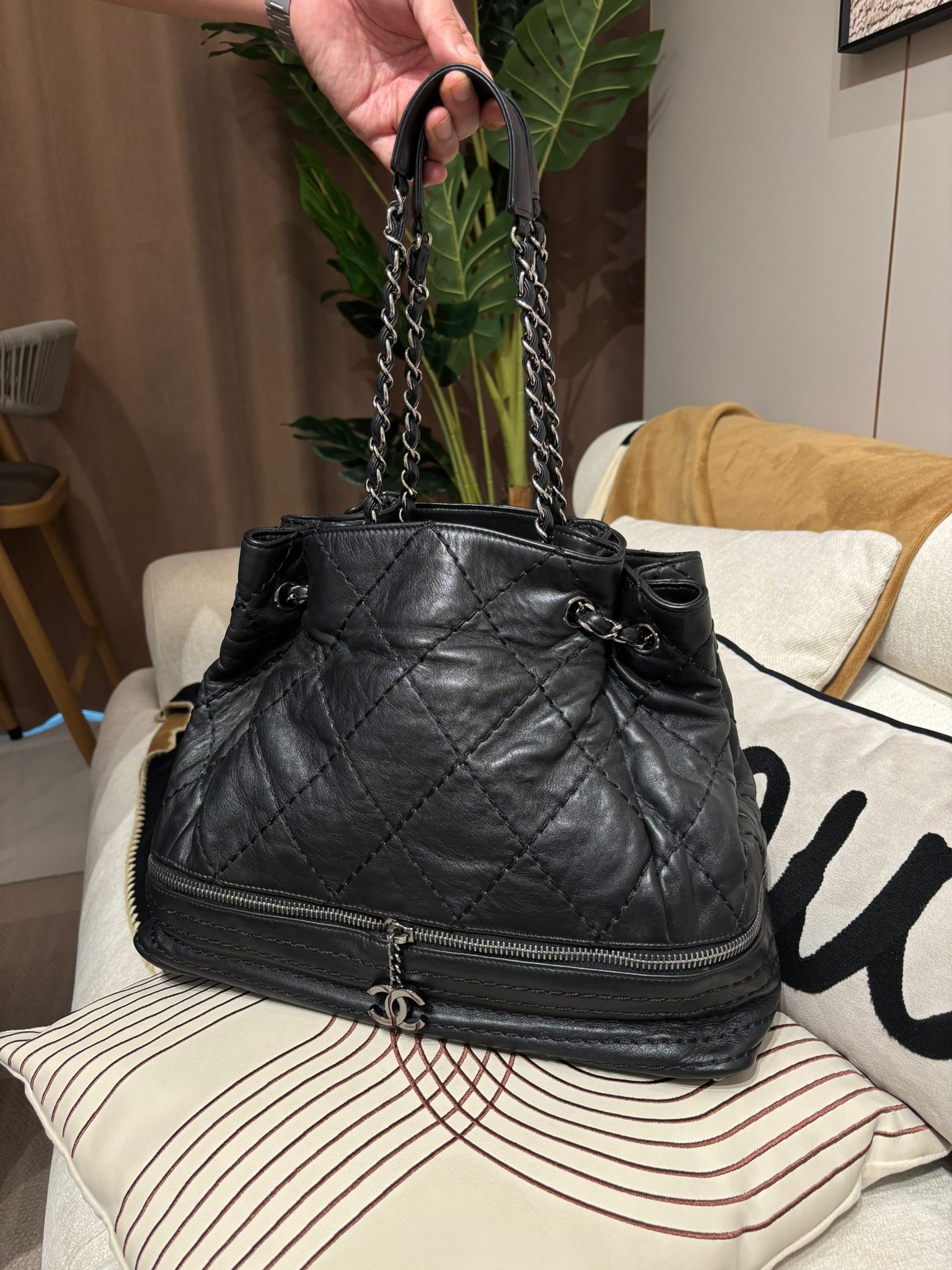 Chanel Shoulder Bag 黑色牛皮銀扣100%Authentic, 98%New ✅11Card ✅Dust bag
