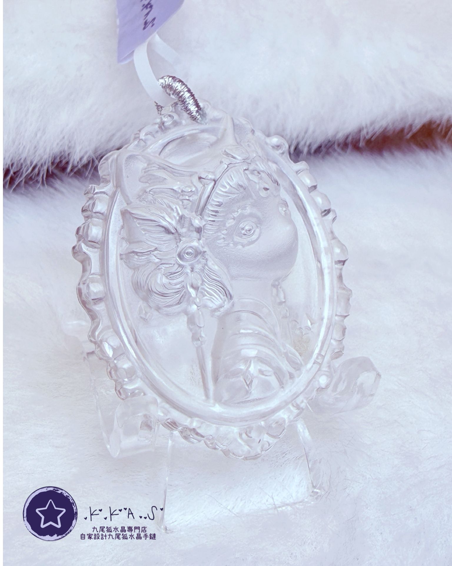 K00189 白水晶 半立體雕刻狐女孩 - 吊墜/手牌兩用款