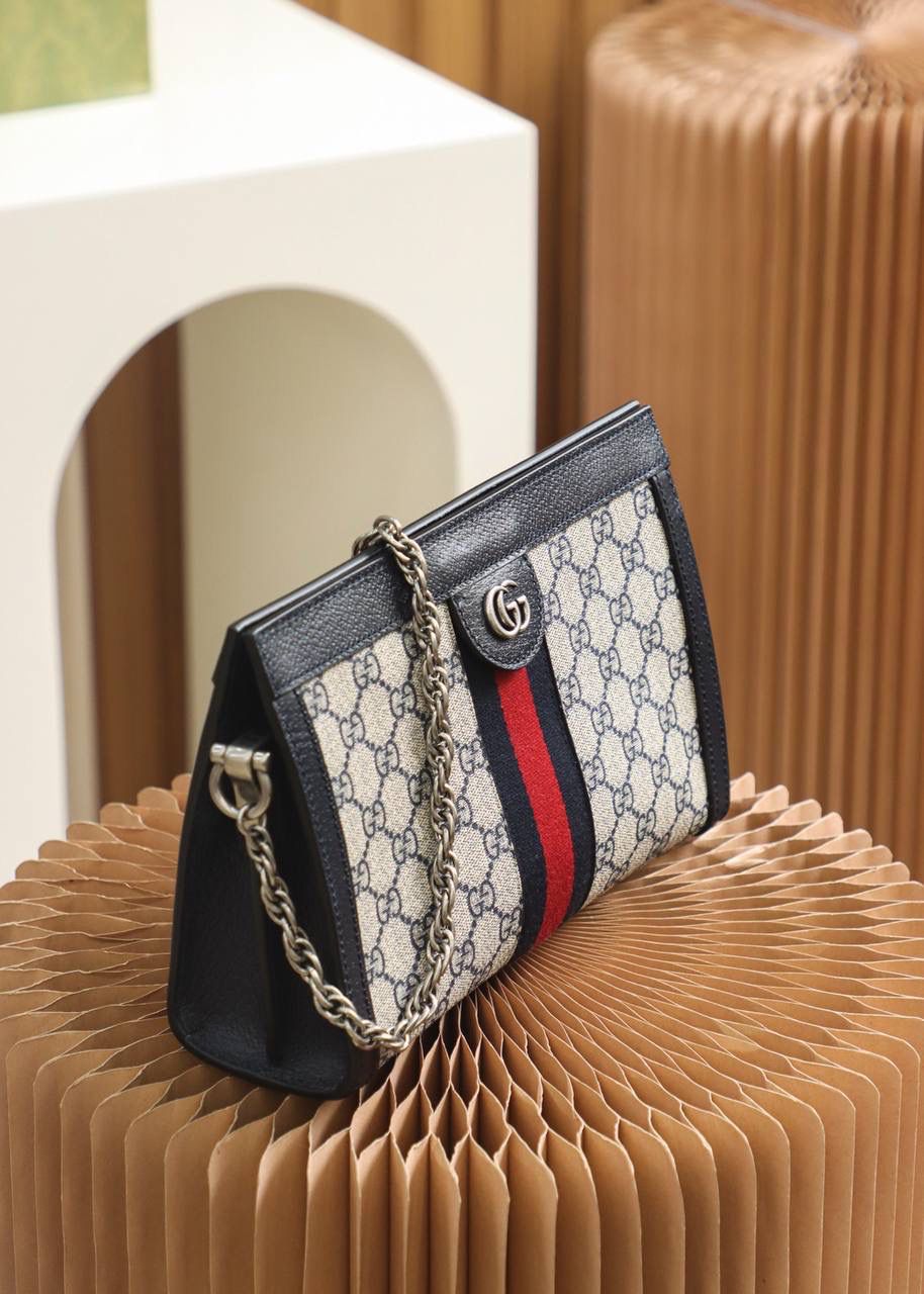 新配色𝑶𝒑𝒉𝒊𝒅𝒊𝒂 𝑮𝑮系列 原厂皮#503877# 🔷尺寸：26*17.5*8cm🔷 拥有经典王牌元素的𝐎𝐩𝐡𝐢𝐝𝐢𝐚系列， 隽永海军蓝与米灰色的𝑮𝑮结合，玩出炸眼球的高颜值， 打破常规的传统经典元素，更多的是时尚与复古的融合， 新配色的设计，可盐可甜，少女感十足，却拥有这个系列该有的复古样貌，新配色占据着主流时尚的地位，给人一种耳目一新的感觉！