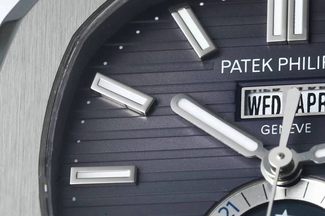 新晋 “钢王”百达翡丽Ref.5726/1A Nautilus系列年历腕表正式上位！鹦鹉螺全系列一贯设计的旋窗造型表壳，PPF与正品工艺一致的采用锻纹修饰和抛光工艺处理构成鲜明对比，1:1还原了正品每个细节。盘面深邃蓝色并装饰有水平横纹浮雕图案颜色从中央向四周扩散，星期月份双视窗和日期窗黑字白底辨识度高，24小时显示盘附带月相十分高雅，整体给人的感觉是独特又优雅，是最美的鹦鹉螺之一。背面蓝宝石镜面，搭载PPF独家研发的324S QA LU 24H/303自动一体机械机芯，21K的大金陀让上链效率更高，红宝石轴承日内瓦纹下方的鱼鳞纹精致无比，机芯打磨依旧是业内标杆级别。作为PPF首款年历腕表能正确辨别出大小月，每年只需要在3月1日调节一次日期即可。