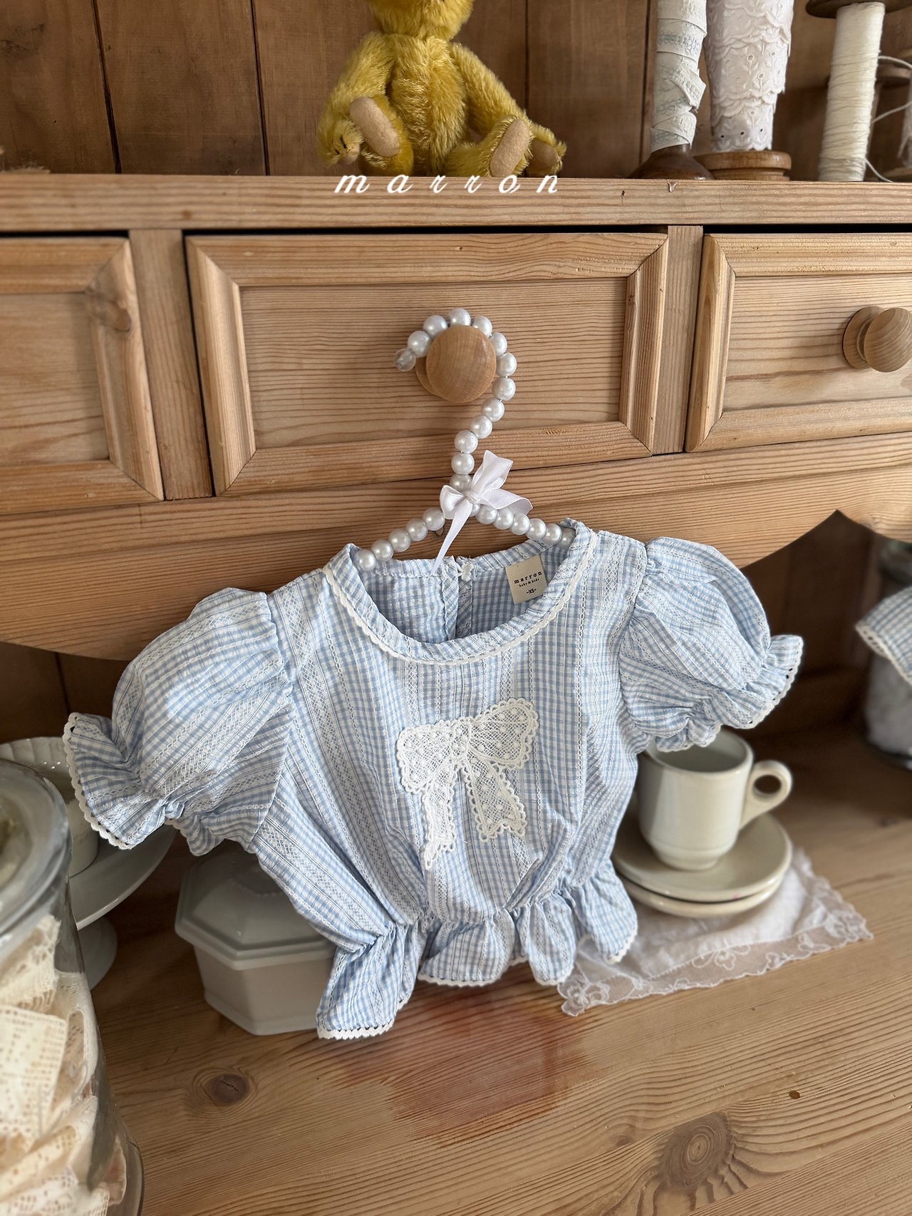 ☀️預訂 韓國直送☀️🇰🇷Marron兩色蕾絲絲帶貼花花邊格紋泡泡袖上衣