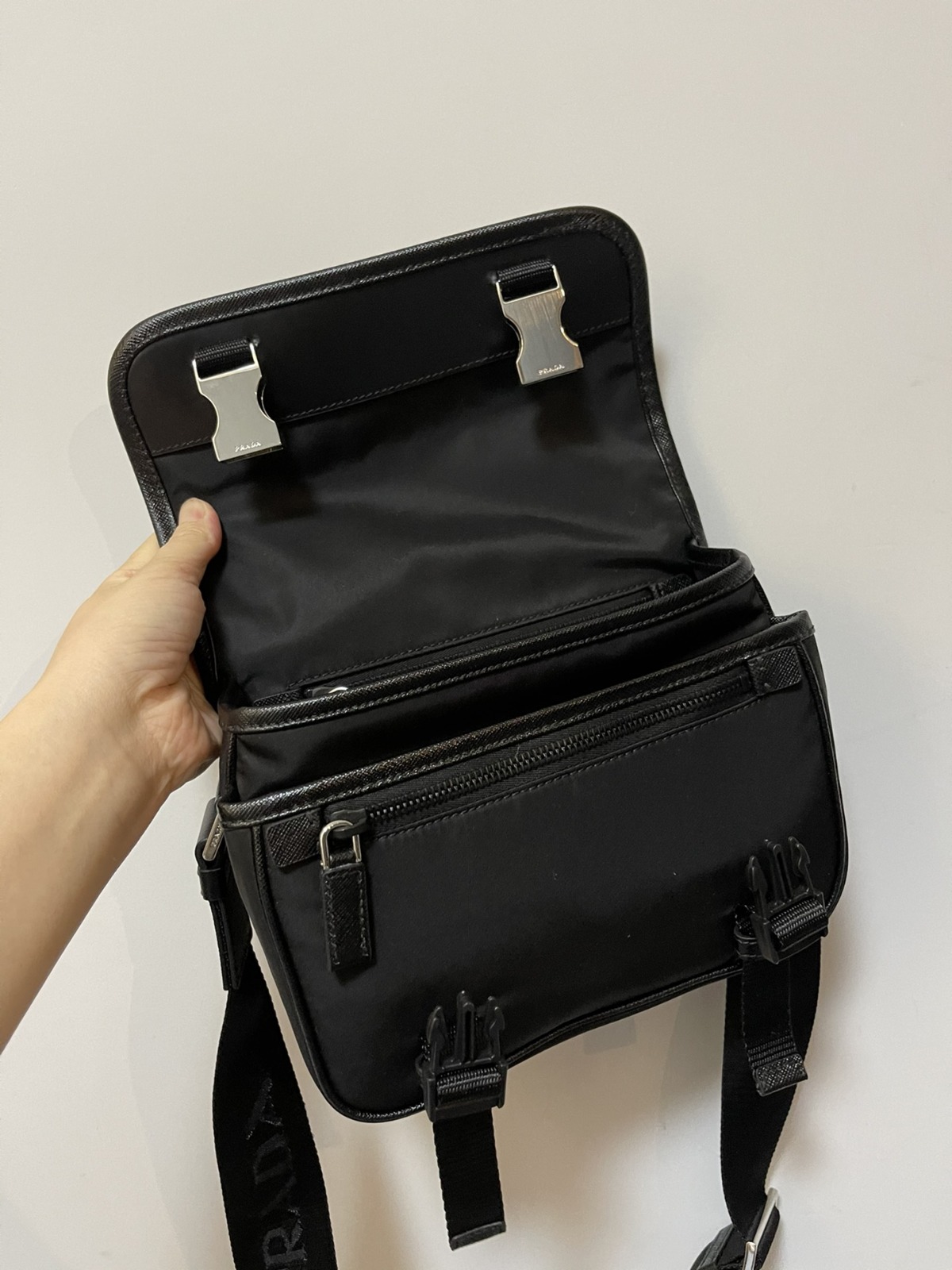 PRADA Re-Nylon 及 Saffiano 皮革肩揹袋