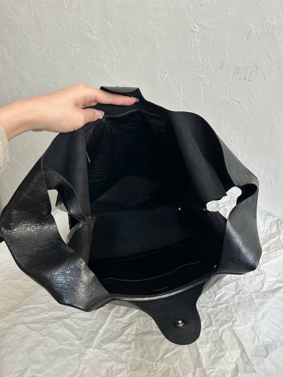 仅剩少量❗️ ba1enciaga le cagole菜篮子背心购物袋📌 超级酷且有趣的一只包 随意又慵懒，还有点酷酷，哈哈哈 是一只可以让全身穿搭升华的时髦包！ 真的很爱机车系列的皱褶感 这个一定要用原厂皮！原厂皮！ 国产的皮又硬又光滑 而且没啥油蜡皮的纹路 一点柔软质感都没有❌ 皮料决定整个包的灵魂 我家的货啊，价格虽贵，但是货好！！ 拒绝市场便宜国产皮通货👿👿 32×30.9×13.9cm780976m