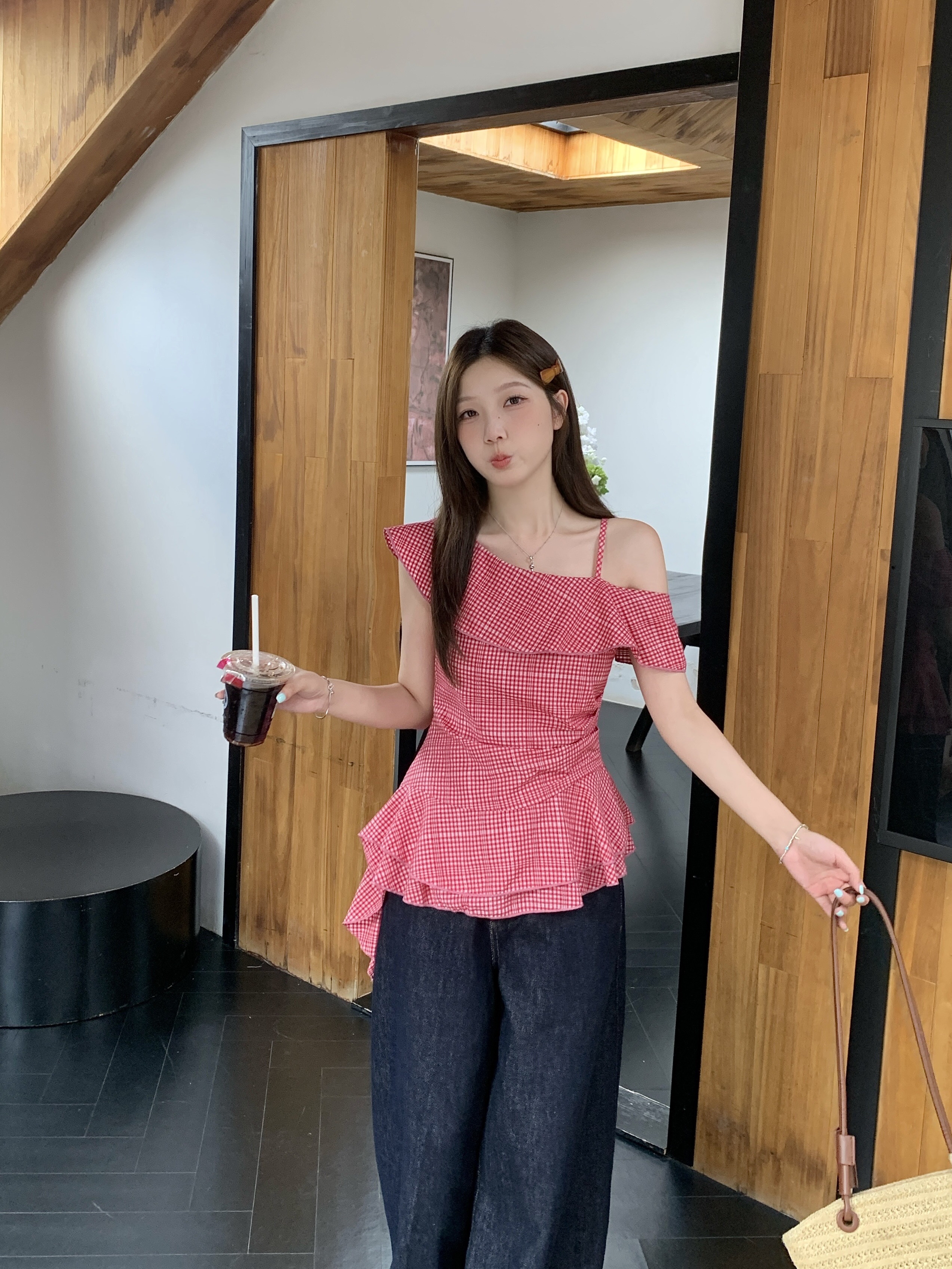 B197(5208) 韩系细格纹斜领单边露肩荷叶边下摆斜飘带红上衣 