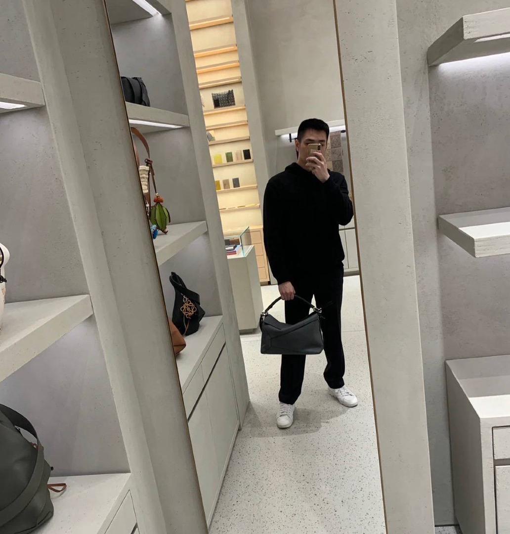 🎈大号𝘗𝘶𝘻𝘻𝘭𝘦 𝘌𝘥𝘨𝘦* ——【👉🏻黑色荔枝纹】 尺寸：𝟑𝟕-𝟏𝟗-𝟐𝟑𝐜𝐦 编码：260404 ❤️ 经典拼图系列，不规则立体几何设计，最具辨识度的立体廓形和几何美学，顶级进口机搭配德国沙菲线，独家定制五金，𝗬𝗞𝗞拉链拉头 ❤️容量超大，颜值高，四季百搭，日常出行通勤必备款