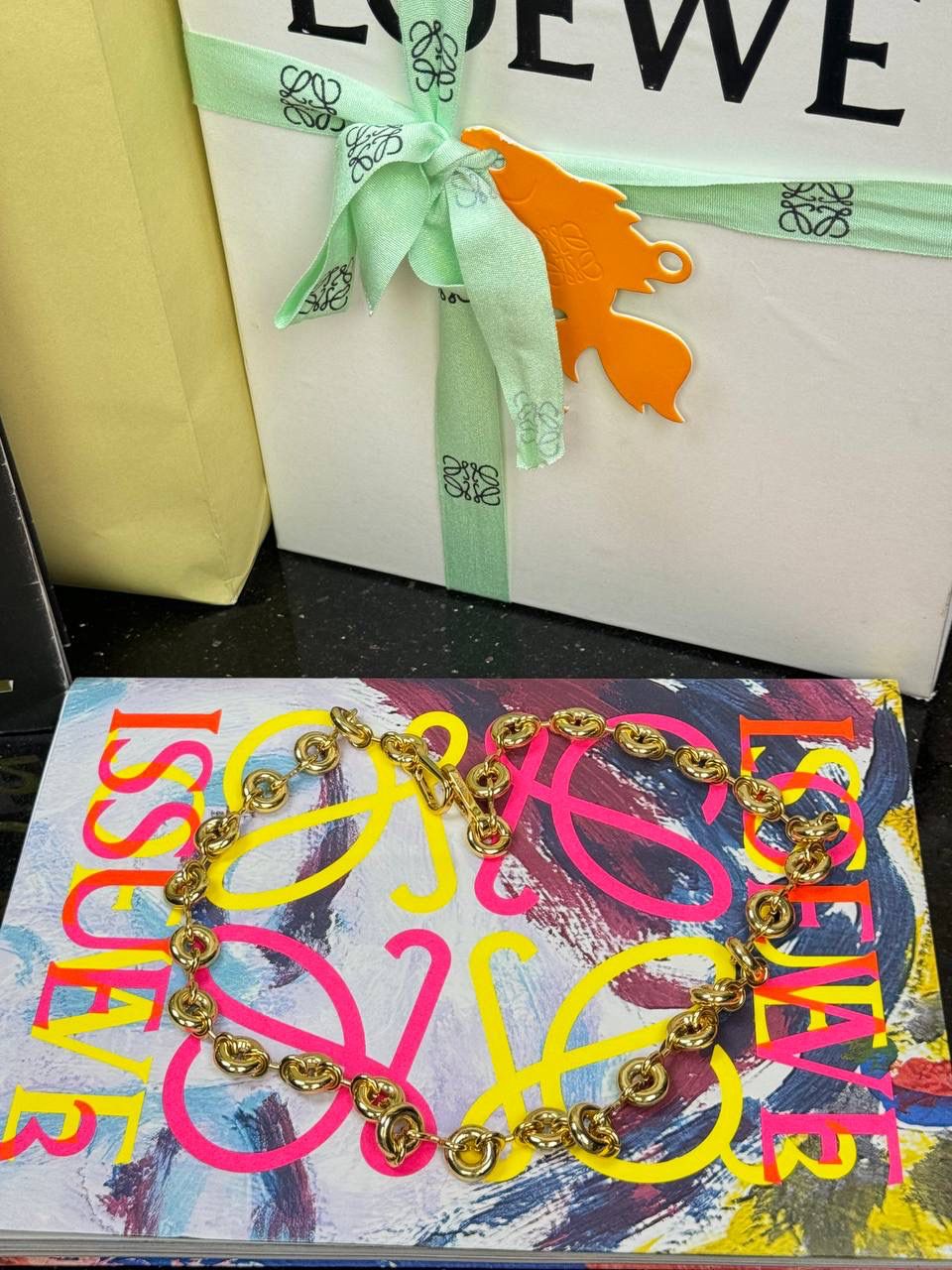 “全新升级*不锈钢材质” 甜甜圈⛓️链条肩带（金色） 尺寸：68×1.6×0.5cm 秀场甜甜圈链条同系肩带，进一步突出了手袋的造型高，引入了鲜明活泼的精神态度😉。