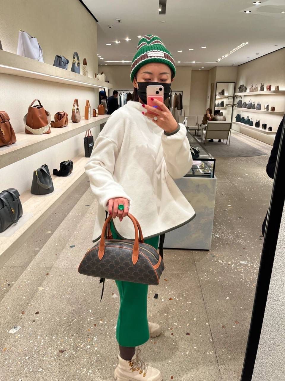 🔥大货实拍图 𝗖𝗘𝗟𝗜𝗡𝗘 ♥ 𝗧𝗥𝗜𝗢𝗠𝗣𝗛𝗘 𝗧𝗘𝗖𝗞𝗘𝗟 型号：197402 尺寸：31*14*10cm 钟情于CELINE的原因之一，可能就是因为她有着吸引人的百变感，不管是平时上班通勤，还是约会聚会，上身都很百搭而且很给整体气质加分，一点儿都不挑场合，能跟我的每一套搭配都融合的很微妙。