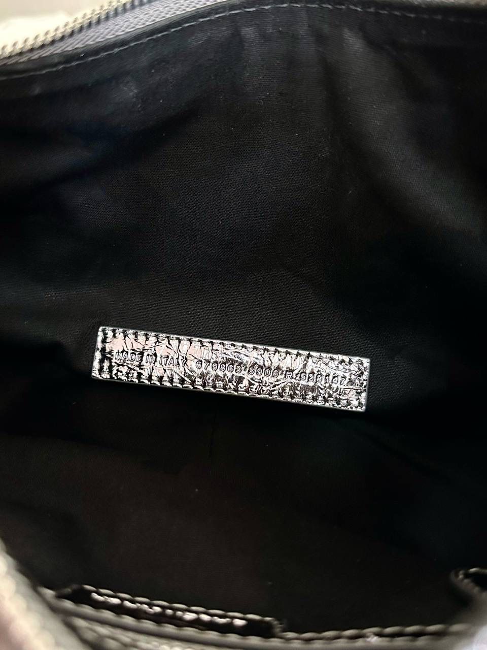 油蜡皮银灰色s/32cm🩶 Le Cagole半月包饺子包机车包 Wuhu！！让我重拾就对机车包的爱 半月弧形的包身，保留了软踏踏的皮料感 还有叮叮咚咚的流苏小钱包挂饰 最最让我欢喜的是多了面♥️小镜子！ 全方位细节拿捏住了～👌🏻 xs小号：26×16×10cm671309m s中号：33×16×8.4cm671307m