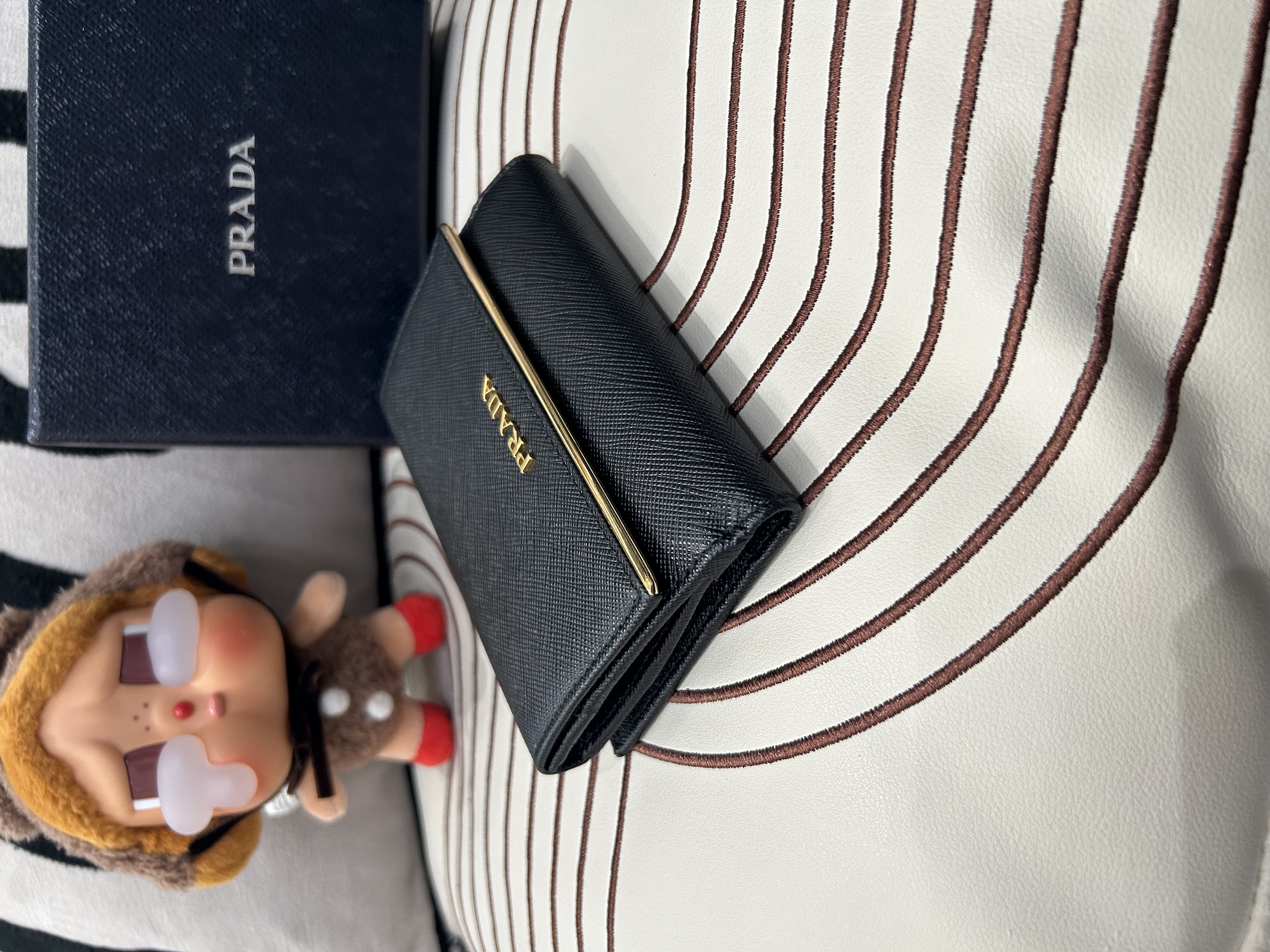 Prada wallet 黑色十字牛皮 100%Authentic ,98%new ✅box