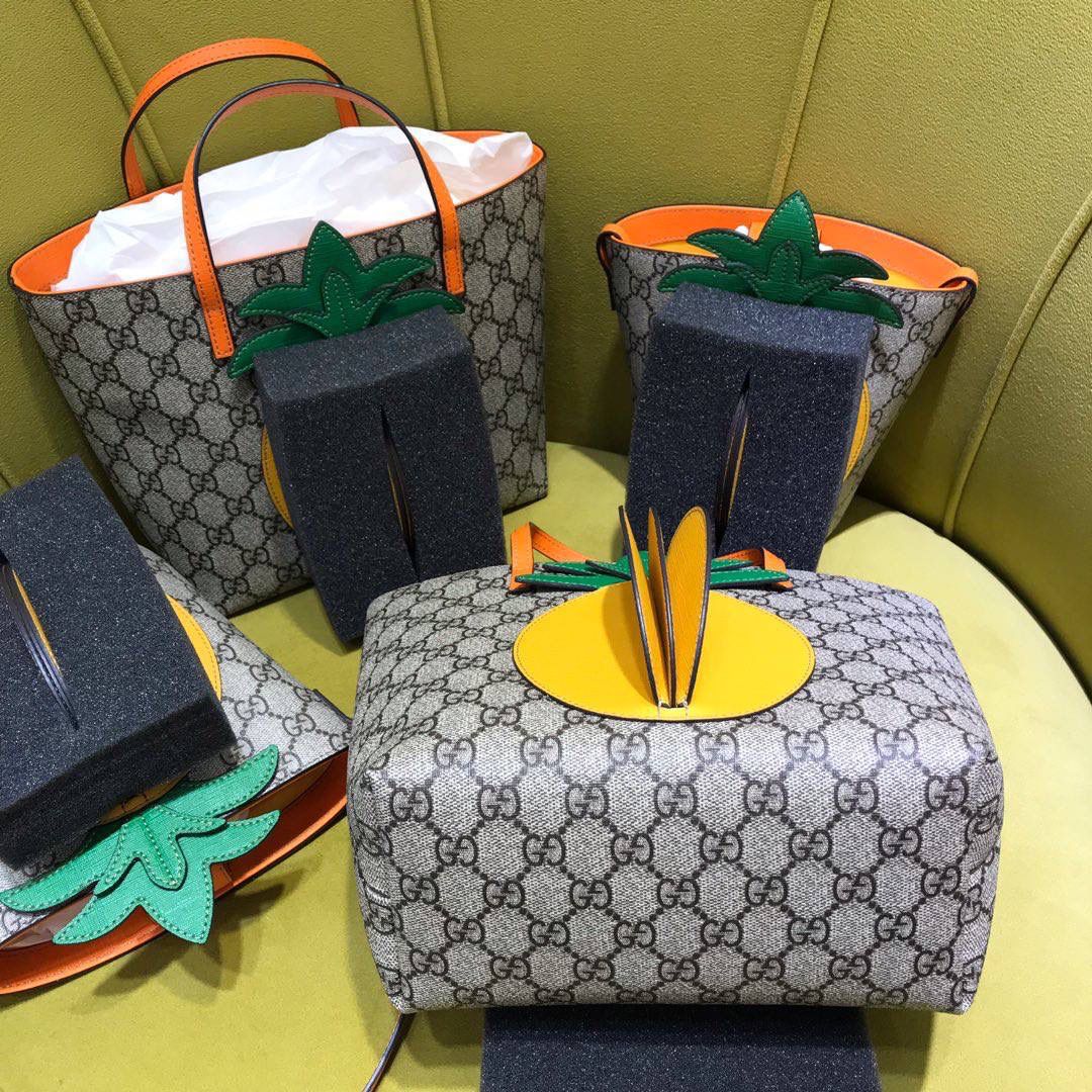 🔥𝙂𝙪𝙘𝙘𝙞原厂菠萝包 这款儿童菠萝包依旧很火，高颜值的搭配，很多小姐姐看到它都是毫无抵抗力～敲可爱！ 大菠萝：580840 尺寸：21*20*10cm