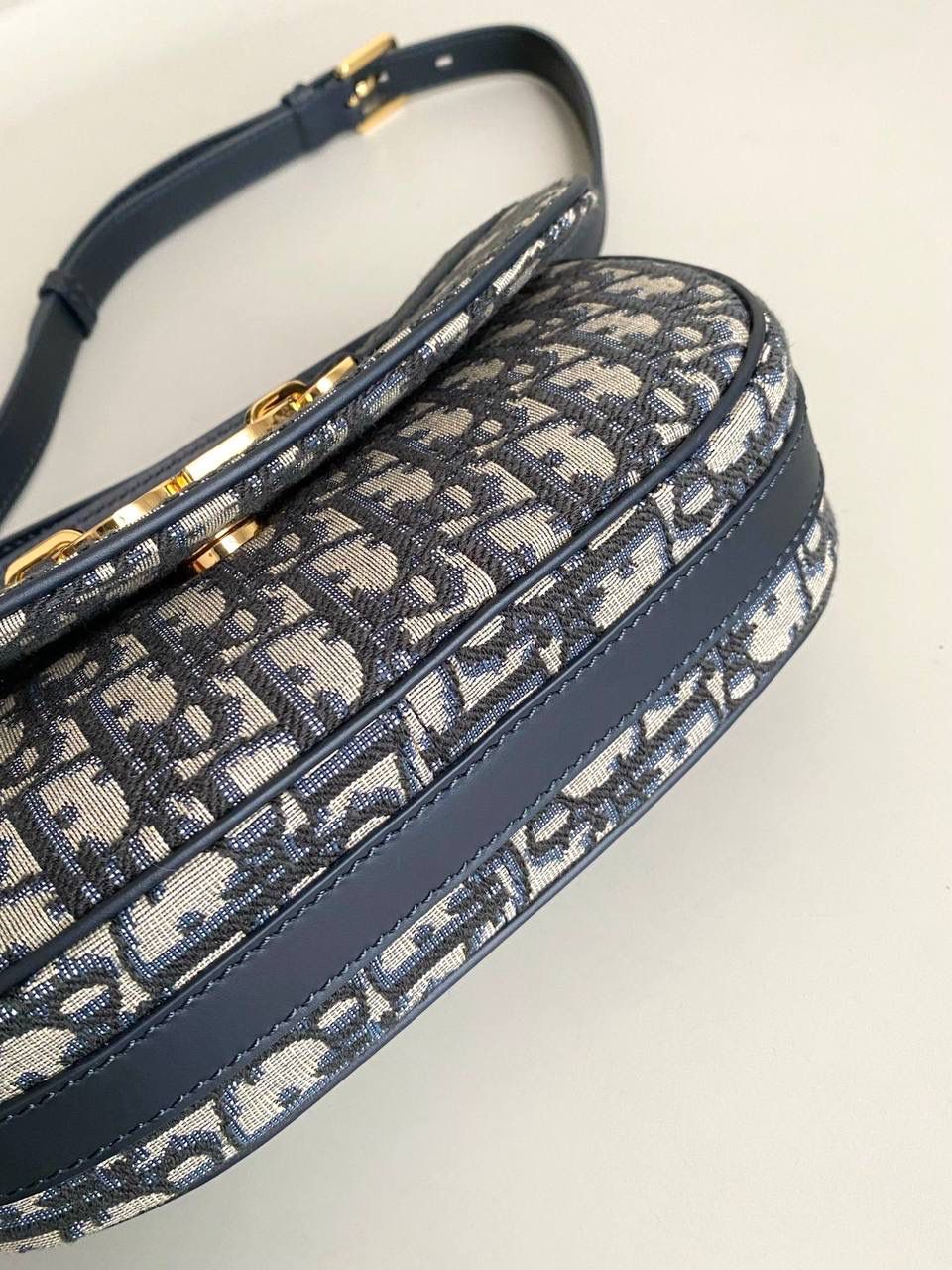 🈶老花蓝 𝗗𝗶𝗼𝗿 𝗯𝗲𝘀𝗮𝗰𝗲 马鞍包小号 相比较之前的bobby来说 这个版型会更大一些，皮质更柔软一些 正面是经典的CD扣，超级复古 背面仍然是延续了D家的风格 有个内侧袋，可以放手机或放卡 翻盖按扣式设计，里面还有个拉链隔层 非常实用好收纳 大小也很俏皮，容量足够日常 斜挎 肩背 腋下都可以！ 24×15×6cm #8010m