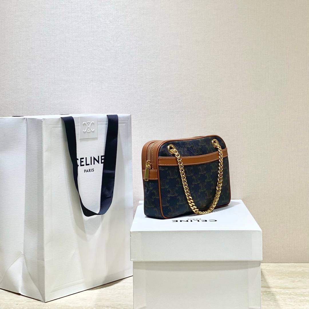 🔥大货实拍图 𝗖𝗘𝗟𝗜𝗡𝗘♥𝗖𝗔𝗡𝗩𝗔𝗦 𝗣𝗔𝗧𝗔𝗣𝗔𝗡𝗦 型号：196252 尺寸：20.5*15*4.5cm 不得不承认最近的Celine的老花系列有点Old Celine的味道，虽然不是皮的面料，但是很耐用，挎在腋下复古又文艺～目测会成为新一季爆款 🥳