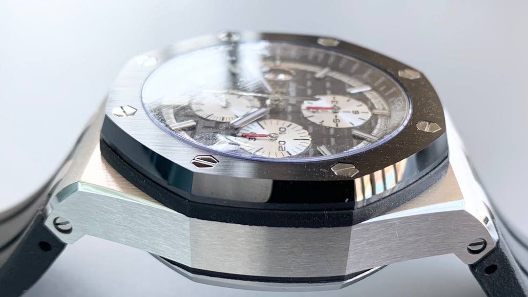 表盘以爱彼经典的大格纹为背景，一个个层次分明的方格排列，经过完美的打磨，将尽善尽美体现得淋漓尽致。三点位的日历表盘，在蓝宝石玻璃凹透镜的作用下，TPE扩大效果与原版一般无二。每一根大小表针，无论从各个角度来看都没有出现毛刺现象，这一点解决了大部分强迫症表友一直存在的烦恼！刻度与表针中间部位都采用瑞士进口夜光粉，每一个个体都做到手工填充，均匀饱满度是机器填充远远比拟不了的，亮度与发光颜色与原版几乎一致！机芯方面采用7750改3126的计时机芯，十二位的小秒，六点位和九点位的12小时计时与30分钟计时，完美的还原了原版的所有功能，经过JJF团队的精密打磨，大大提升了7750基础机芯的稳定性，缓解了一直以来计时机芯款式空有其表的尴尬现象！做到无可挑剔，堪称天花板级别，欢迎广大表友品鉴！