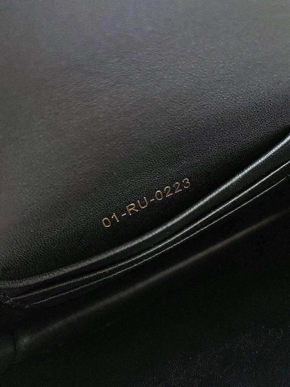 🈶黑色，迷你 𝗗𝗜𝗢𝗥 𝗠𝗶𝘀𝘀 𝗰𝗮𝗿𝗼链条手袋 开挂啦开挂啦！！火爆全网 不出意外夏天最爱的一只小包了 还是经典的藤格纹标识，真是百看不腻 金属链环和与皮同色系珐琅扣链环交替肩带 完全神一般的存在，可爱可盐，颜值太顶啦 内隔层容量日常足够了，斜挎/单肩/腋下都可 极简的法式浪漫松弛感直戳心脏，不挑人，冲！ 17.3×13×7.5cm，#6553m💰