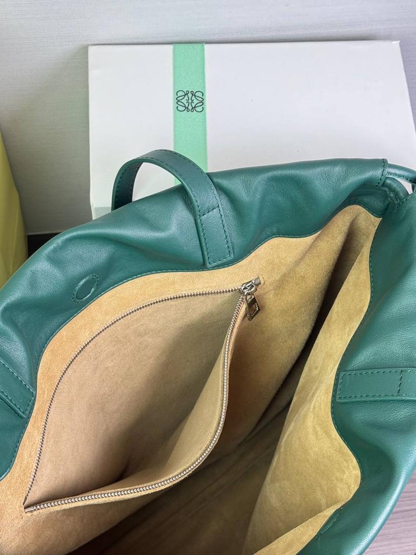 🎈全新福袋𝗙𝗹𝗮𝗺𝗲𝗻𝗰𝗼 𝗧𝗼𝘁𝗲 ——【常青色到货✅】 尺寸：𝟒𝟔-𝟏𝟐.𝟓-𝟒𝟏𝐜𝐦 编码：052026【配防尘袋，没有盒子】 ❤️以经典Flamenco系列手袋👜为基础，新款Flamenco Tote手袋采用加长廓形，正面饰品牌超大对比色𝐋𝐎𝐄𝐖𝐄标志，外部进口Napa小牛皮，内里绒面设计，整个包手感超级柔软舒服。 ❤️超大容量设计，磁扣开合，1个拉链内袋，可肩背或者手提✌🏻，可放15寸电脑💻，出行通勤必备，无论男女都🉑轻松驾驭。