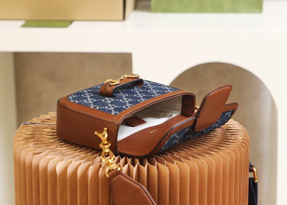 𝐇𝐨𝐫𝐬𝐞𝐛𝐢𝐭 𝟭𝟵𝟱𝟱 𝐌𝐢𝐧𝐢#658574#原厂皮 ► ►尺寸：20.6*14.4*5.1cm 备受宠爱的丹宁面料经小古美学视角演绎后， 融入爆款马鞍包的造型， 搭配标志性的马衔扣1955巧妙呼应， 搭配两条肩带多功能元素使用， 这一届复古牛仔系列碰撞爆款马鞍包，更加复古好看，推荐种草，越看越耐看，马鞍包一直深受到大家的喜爱，又是一个大爆款的节奏！