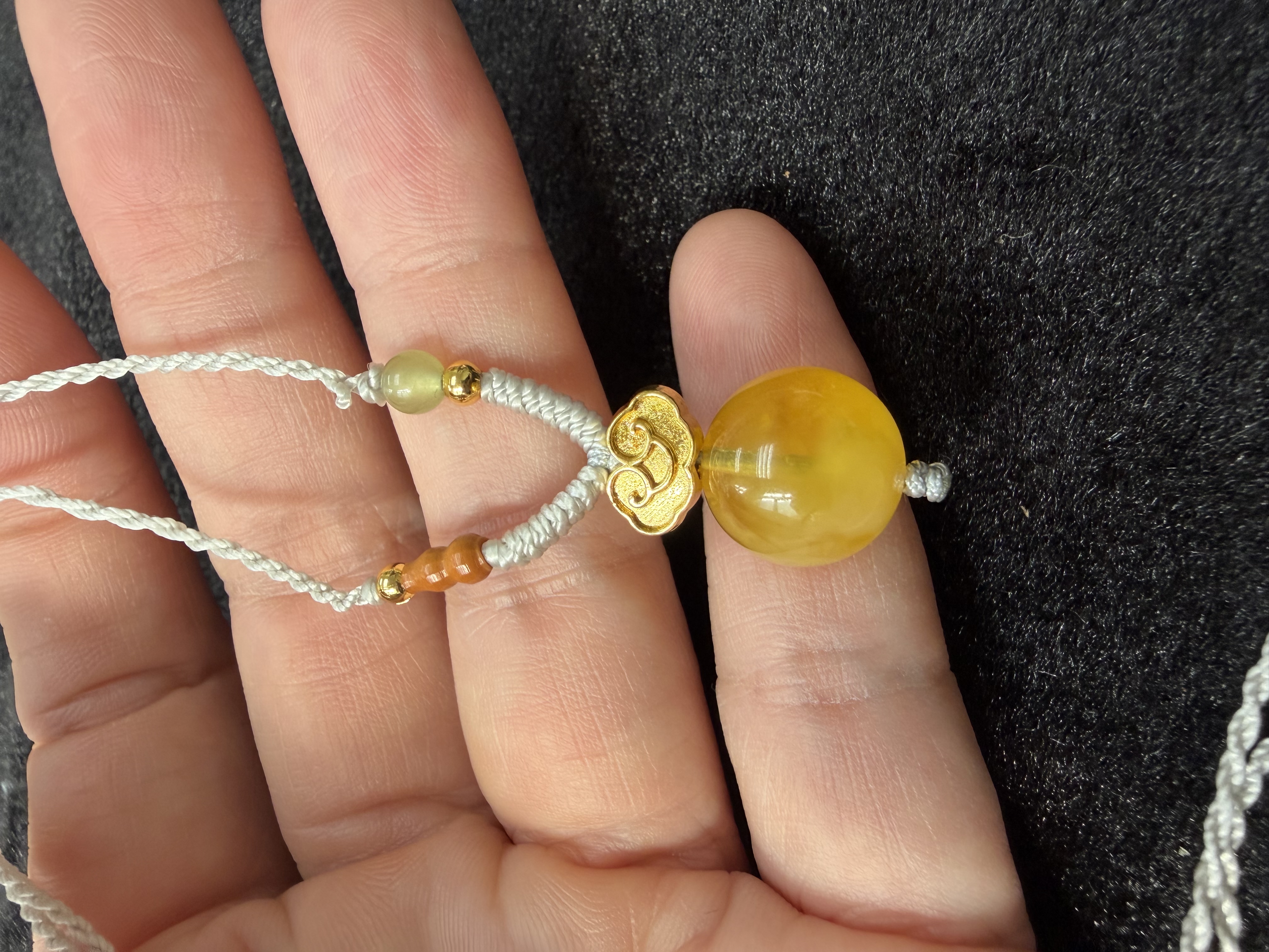 當卡中心新年義賣品#7：蓮師財神蜜蠟珠（配：吉祥雲、含頸繩）23/2寄出（不包郵）義賣品請勿使用積分扣減