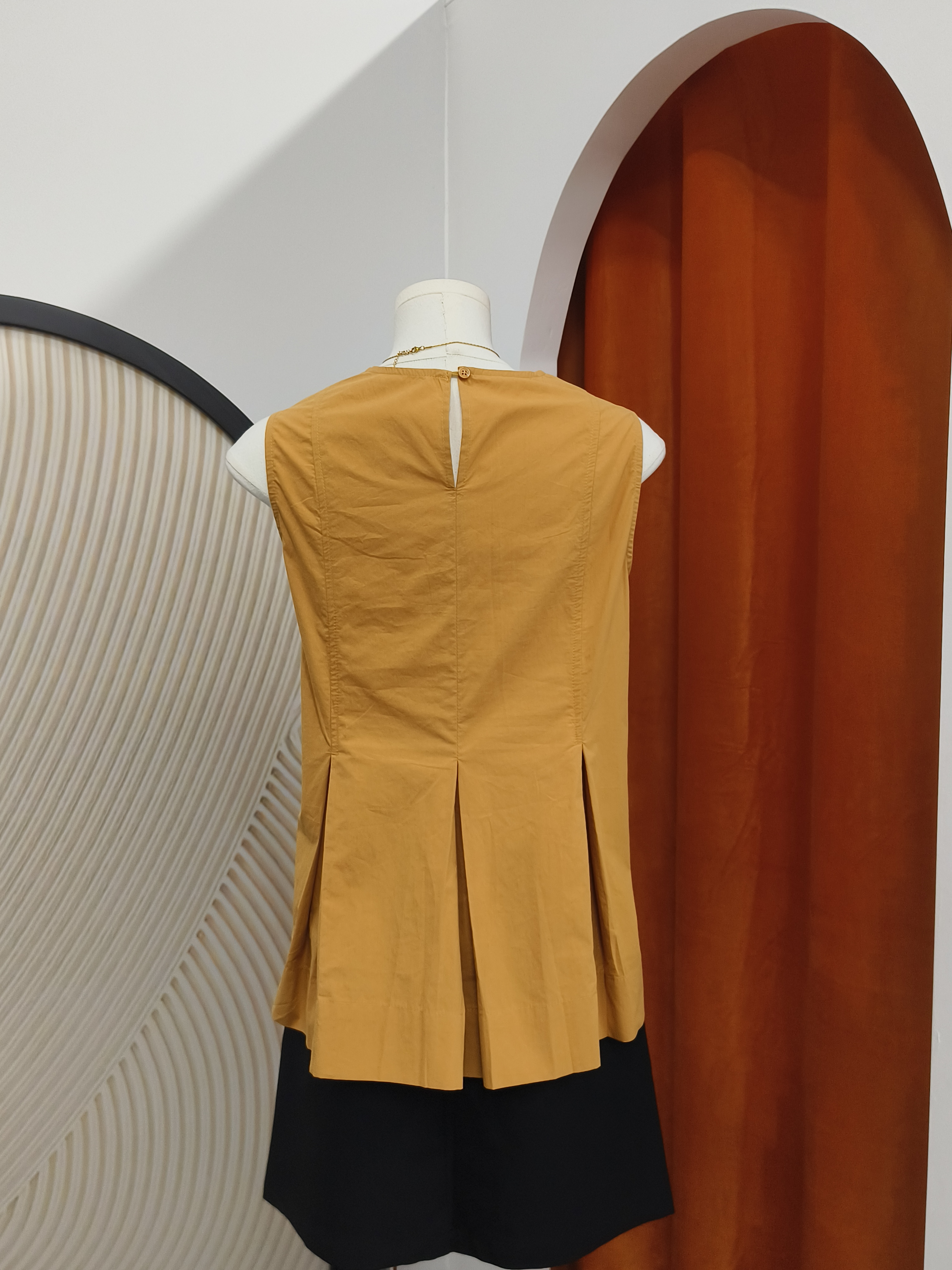 无袖压褶娃娃上衣 Pleated Peplum Top