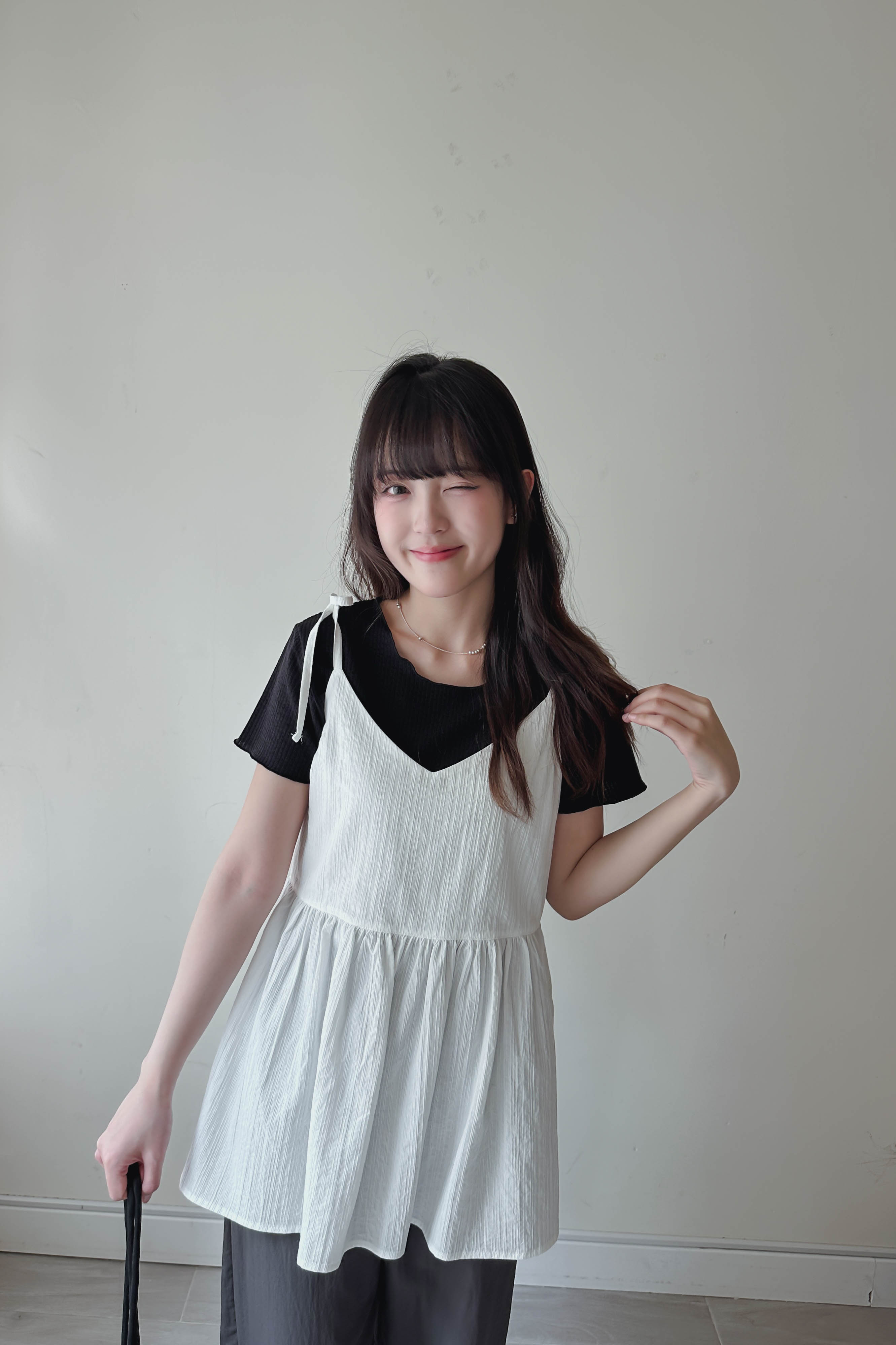 V領褶褶綁帶長背心 (兩色入)