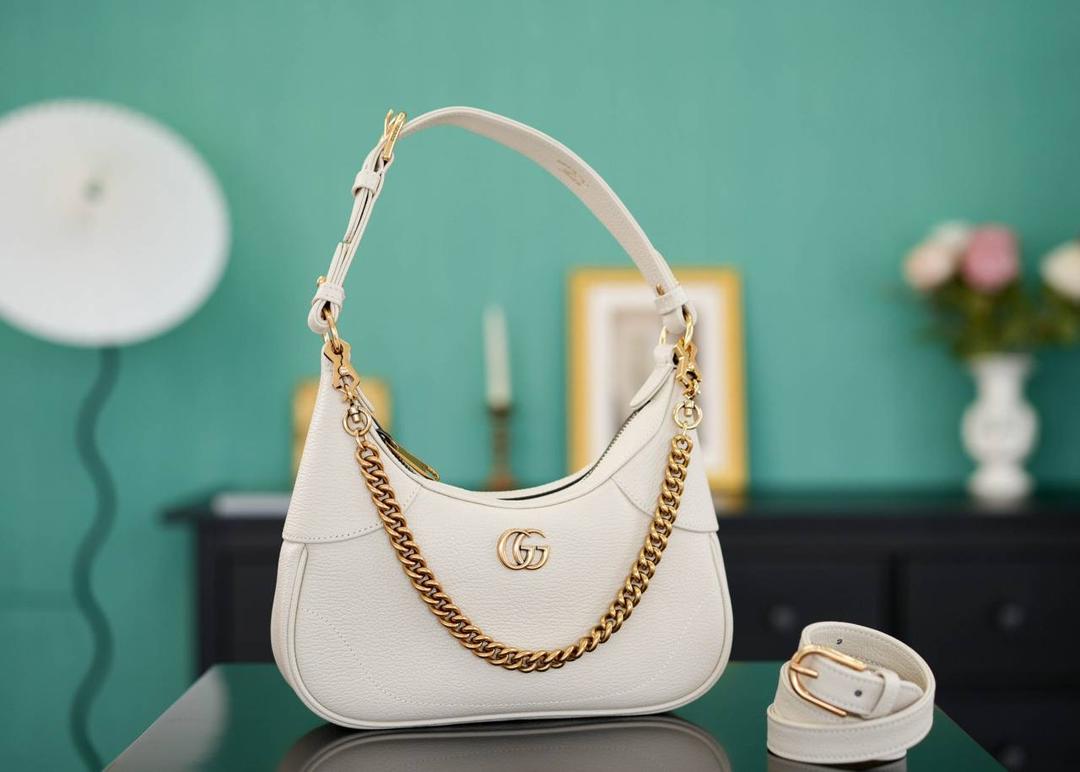 🥯Aphrodite系列小号新月造型肩背包 白色25cm 正品售价,500 复古又高级的新月造型，近期热搜新品 版型超正，实物真的超级美 山羊皮柔软但却耐造 三根肩带，实现多种背法~ 官方款号 731817 尺寸：25x 19x7cm