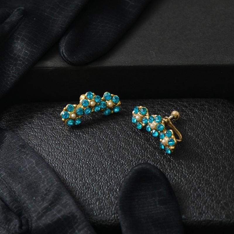 c.a. 1940-50s Adorable A Row of Three Dainty Aqua Blue Rhinestone x Faux Pearl Screwback Earrings (MT1360-1)