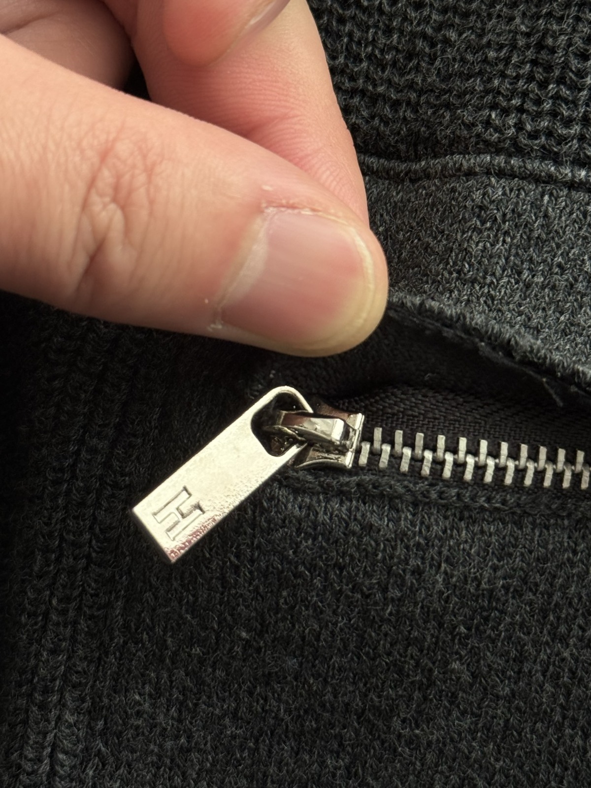 HAZZYS 胸口袋刺繡 logo 羊毛圓領冷衫