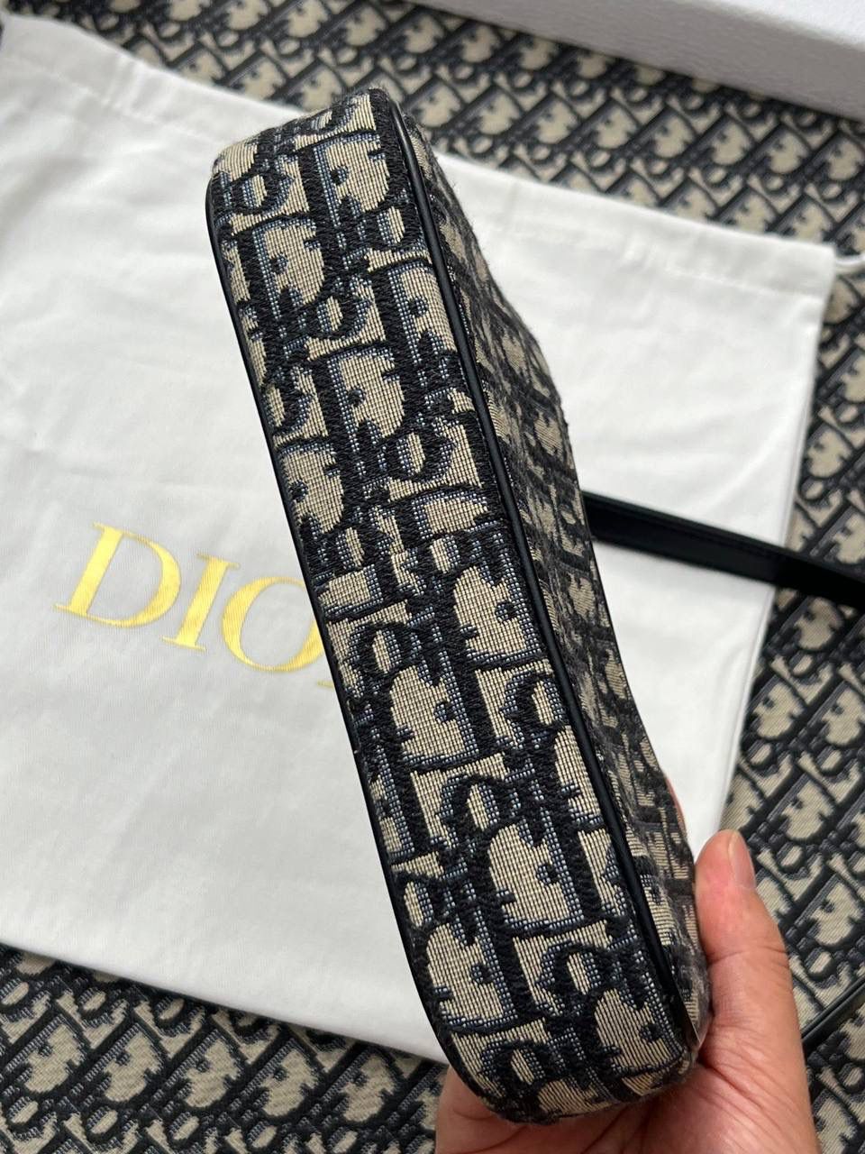 30 MONTAIGNE HOBO AVENUE👜✨ 尺寸：21 x 13 x 5 厘米 这款 Hobo Avenue 迷你手袋是二零二三秋季成衣系列新品，丰富了 30 Montaigne 系列，彰显复古魅力。 正面饰以同色调珐琅 CD 标志 宽大的隔层 2 个可拆卸小袋，其中一个设有 1 个拉链开合和 3 个卡槽 肩带链条部分采用同色调珐琅 CD 链环打造 配独家高定整套包装