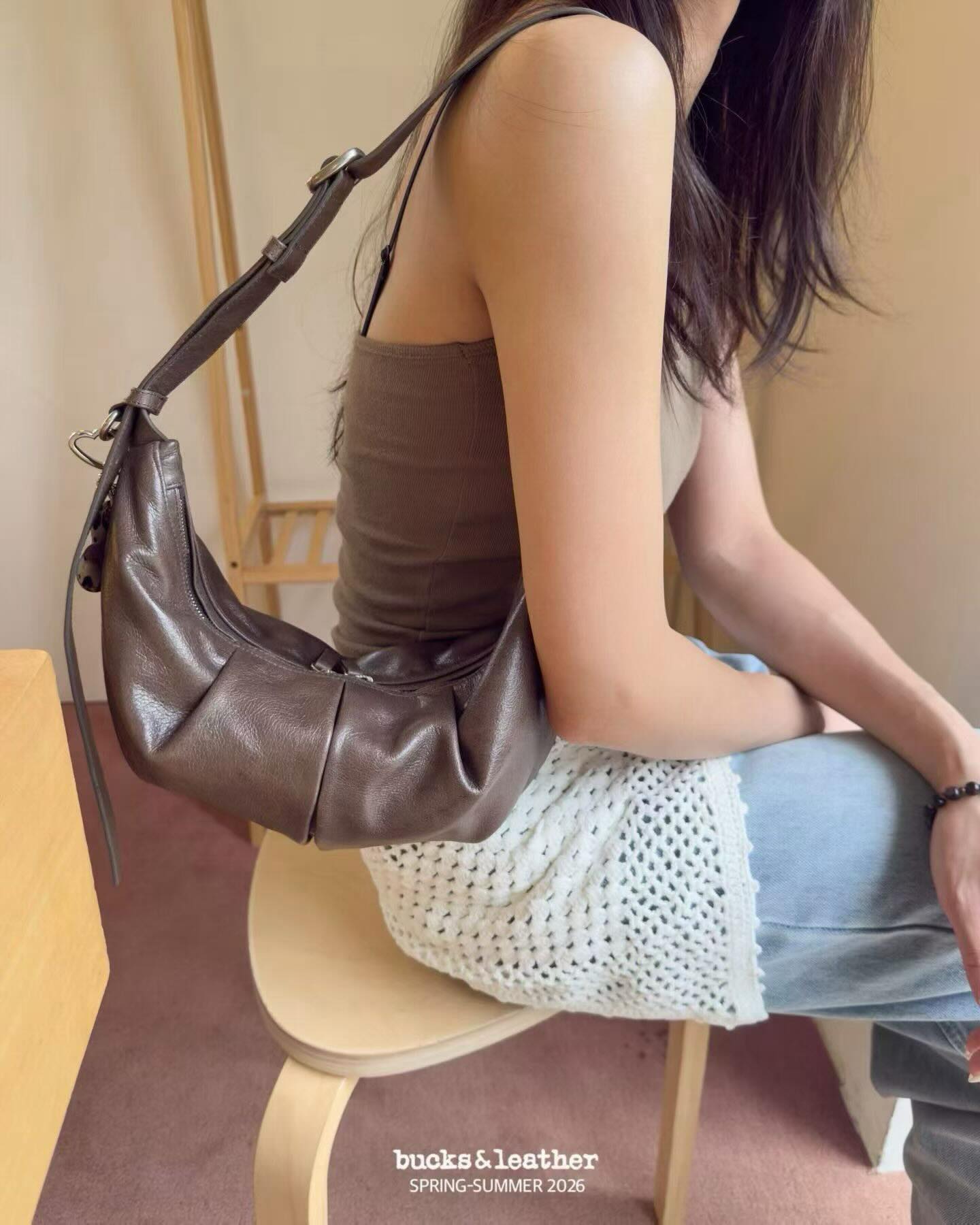 Bucks & Leather 正韓質感羊皮立體褶皺可調節牛角包