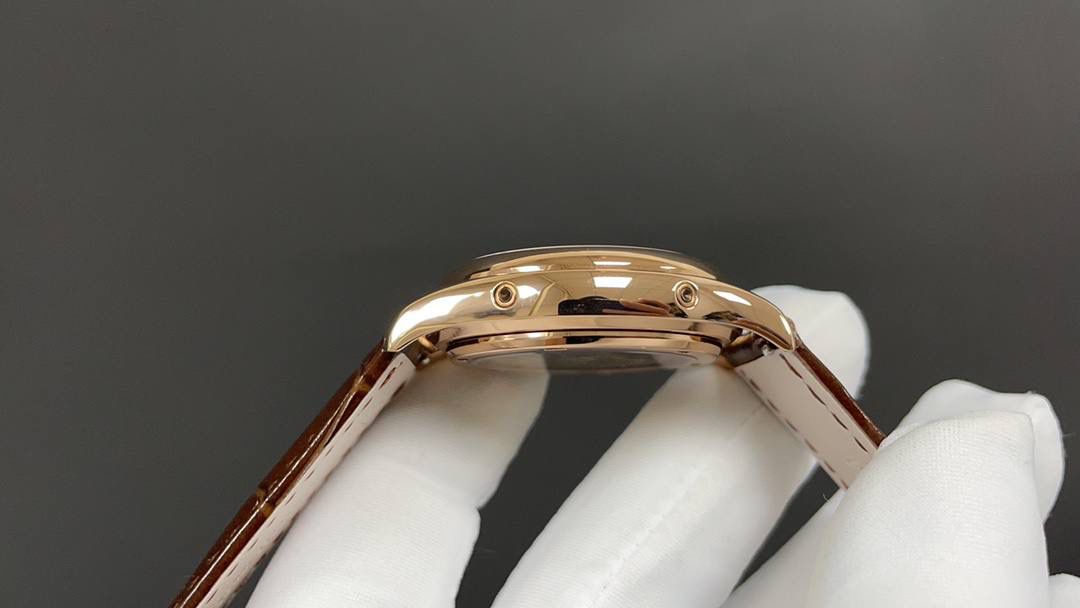 🌐新款到货🌐 百达翡丽最热门款式，PP复杂功能计时系列5146R 5147。功能方面的巧妙构思，外观上的合理布局，以及优越的机芯性能，无一不体现出百达翡丽大师们的独特设计，一件经典的艺术品。 采用39mm表盘直径，高性能Cal.324自动机械机芯，具备年历，日期，月份和月相显示功能，提供了强大的时间衡量功能，表盘设计中心大秒针，是时间易于读取。 相信这样的一款腕表会是很多爱表人士所梦寐以求的，但是就如它水中月的意象一样，可遇而不可求，所以，如果有个机会出现在你面前，那么就好好珍惜吧。