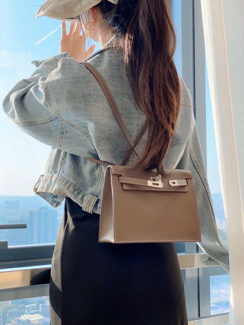 『深灰·银』 ‘’Kᴇʟʟʏ ᴅᴀɴsᴇ • Evercolor 🎀 时尚圈就是一个圆！ 最厉害的就是六种背法： 斜背、侧背、肩背、腰包、背包、手包 集美们一定要安排起来‼️ 22Cm